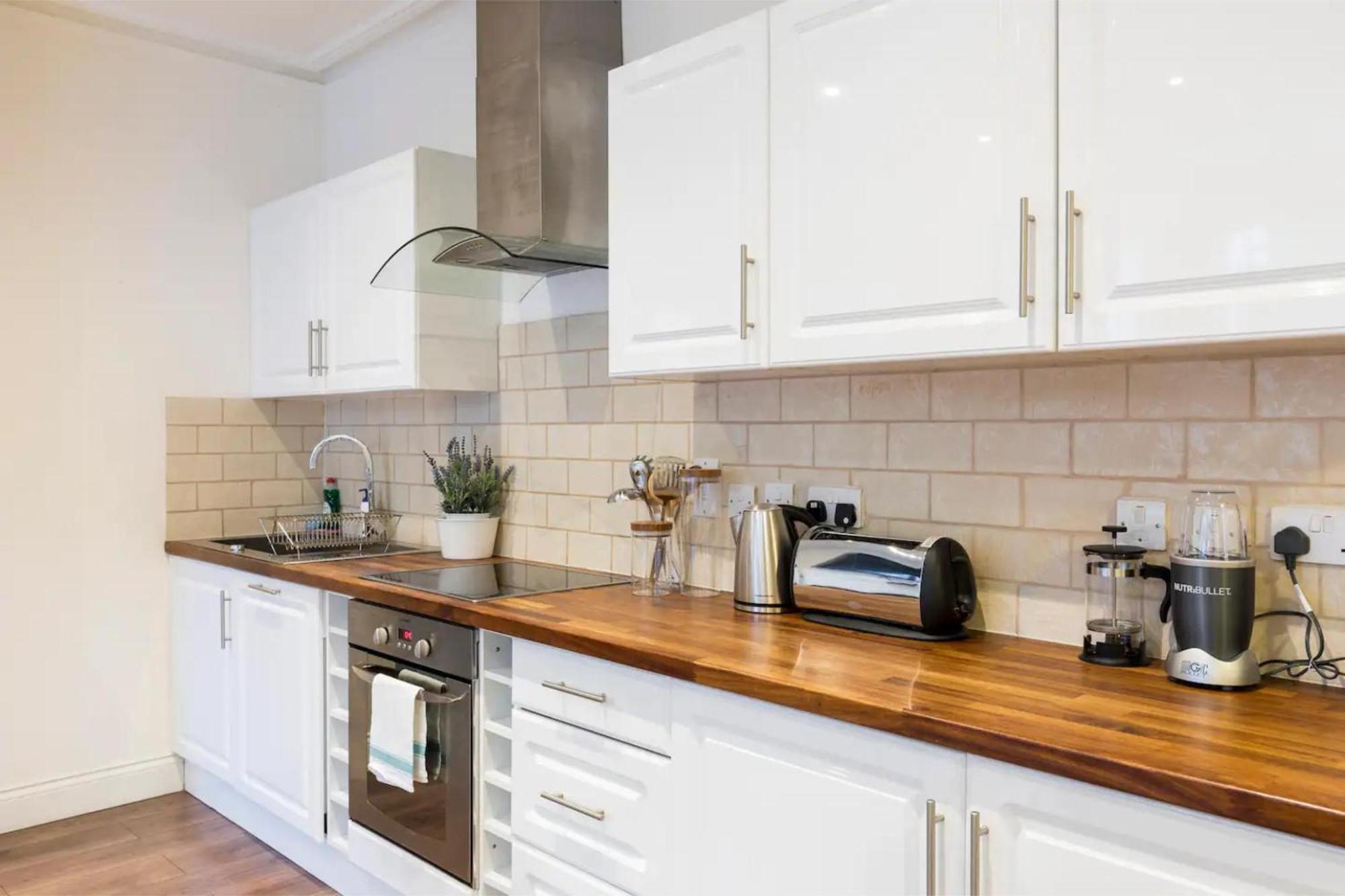 Gorgeous & Modern 2 Bedroom Sleeps Six In Earl's Court London