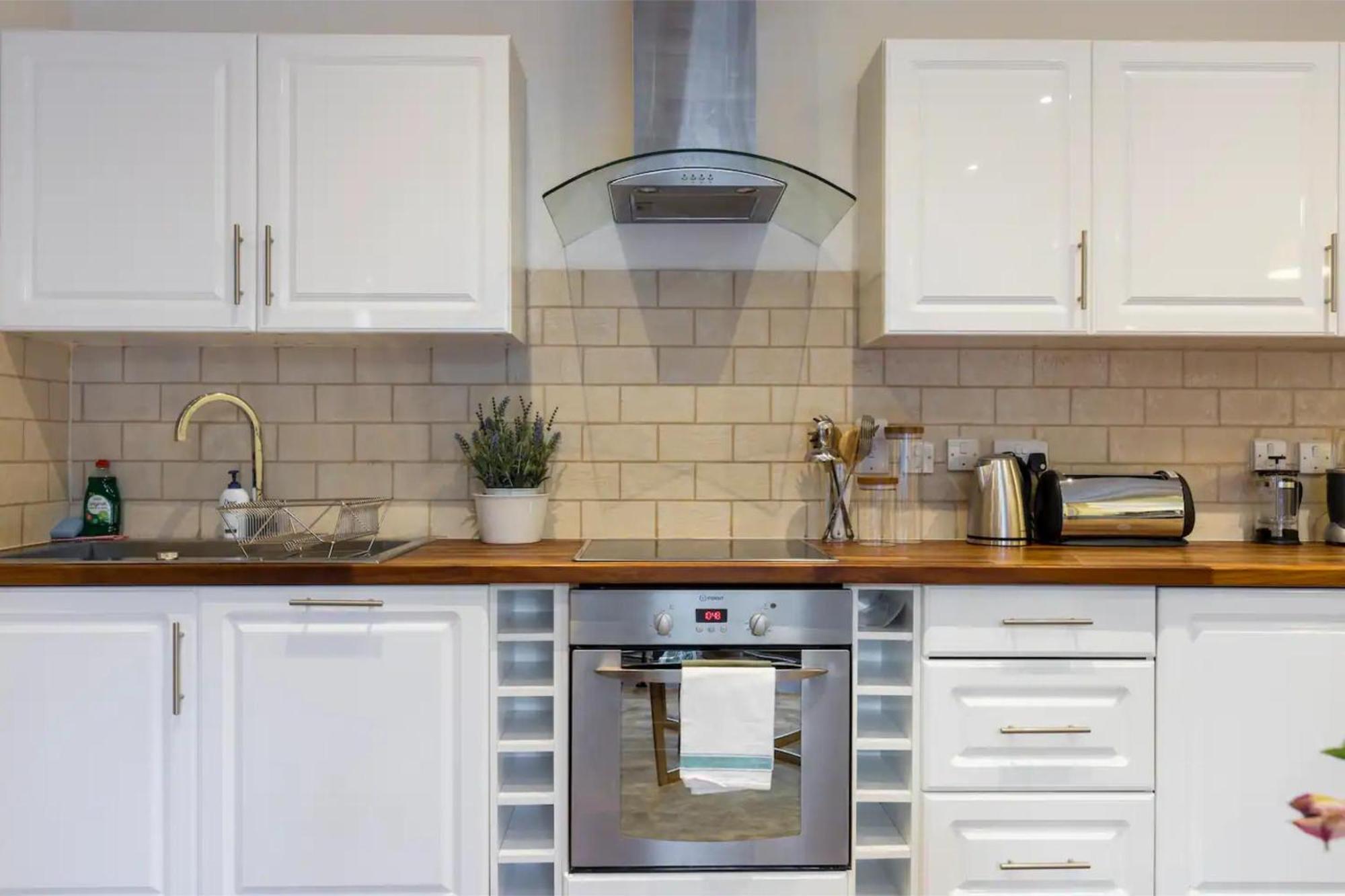 Gorgeous & Modern 2 Bedroom Sleeps Six In Earl's Court