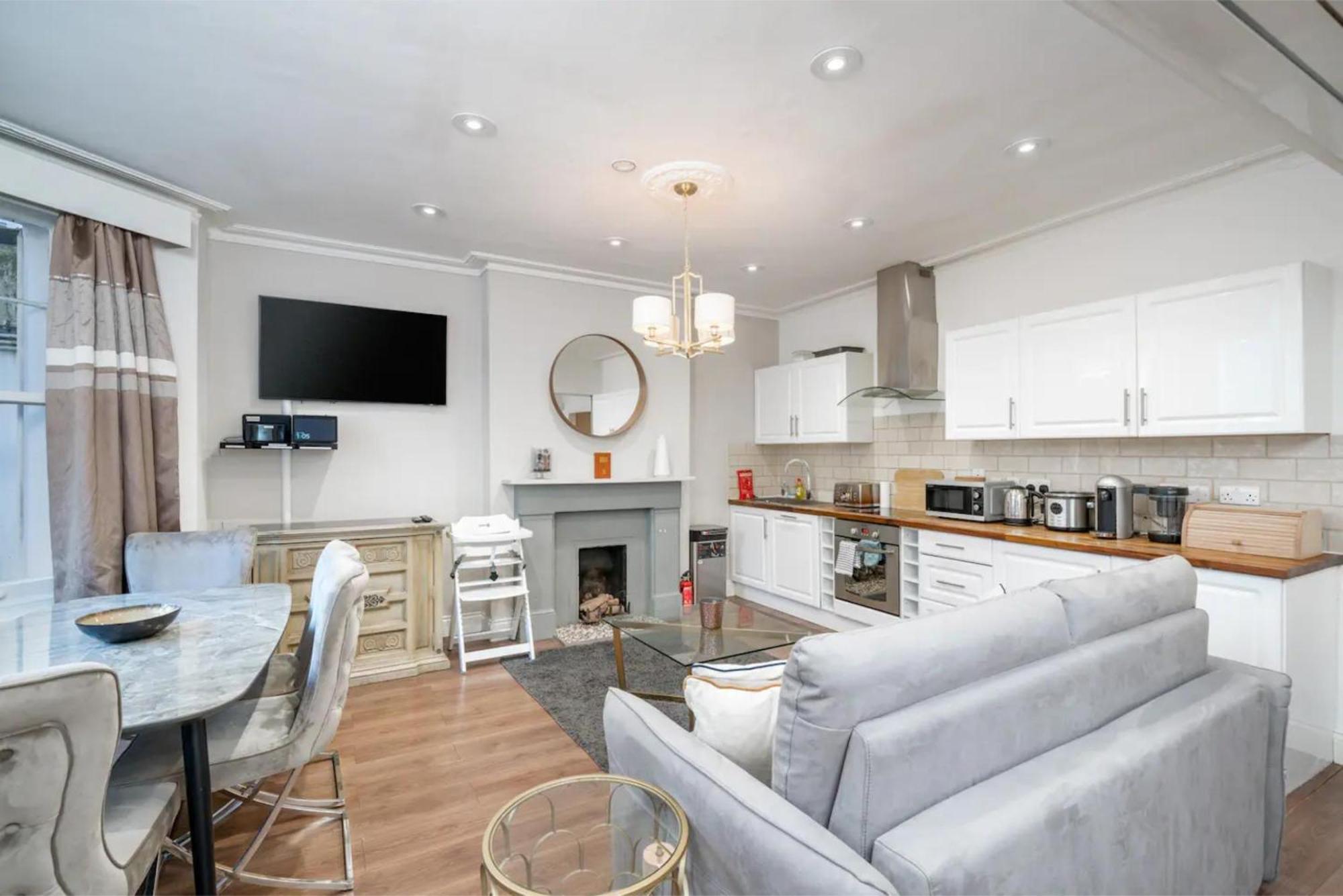 Gorgeous & Modern 2 Bedroom Sleeps Six In Earl's Court Apartment