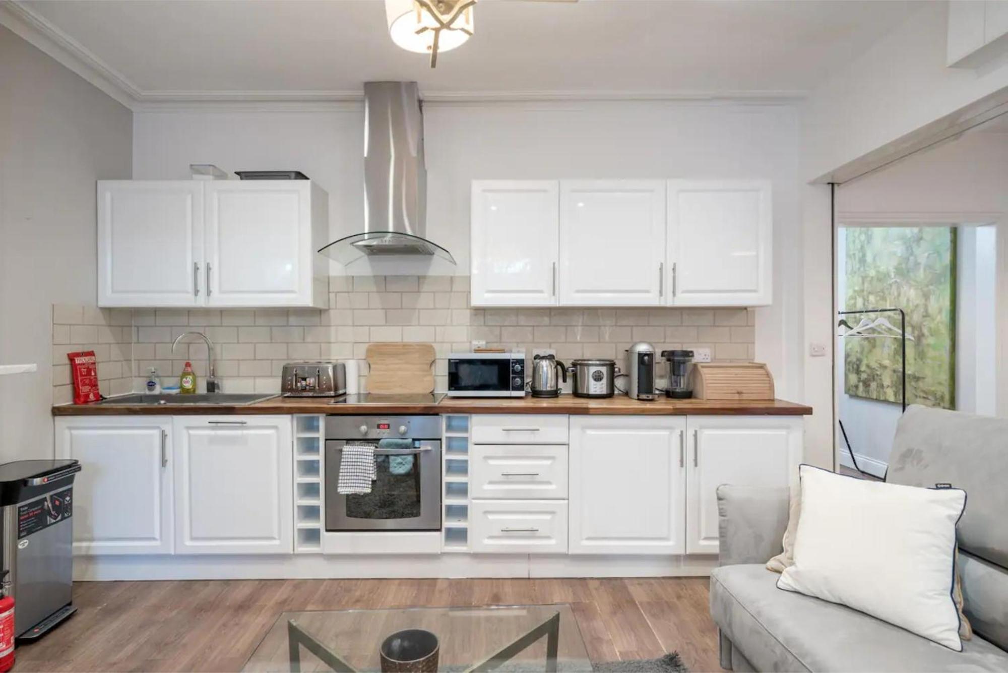 Gorgeous & Modern 2 Bedroom Sleeps Six In Earl's Court Apartment *