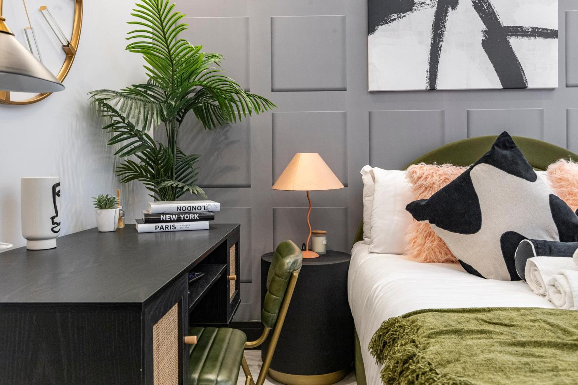 Unwind In Style 2br With Cozy Backyard For Groups Londen