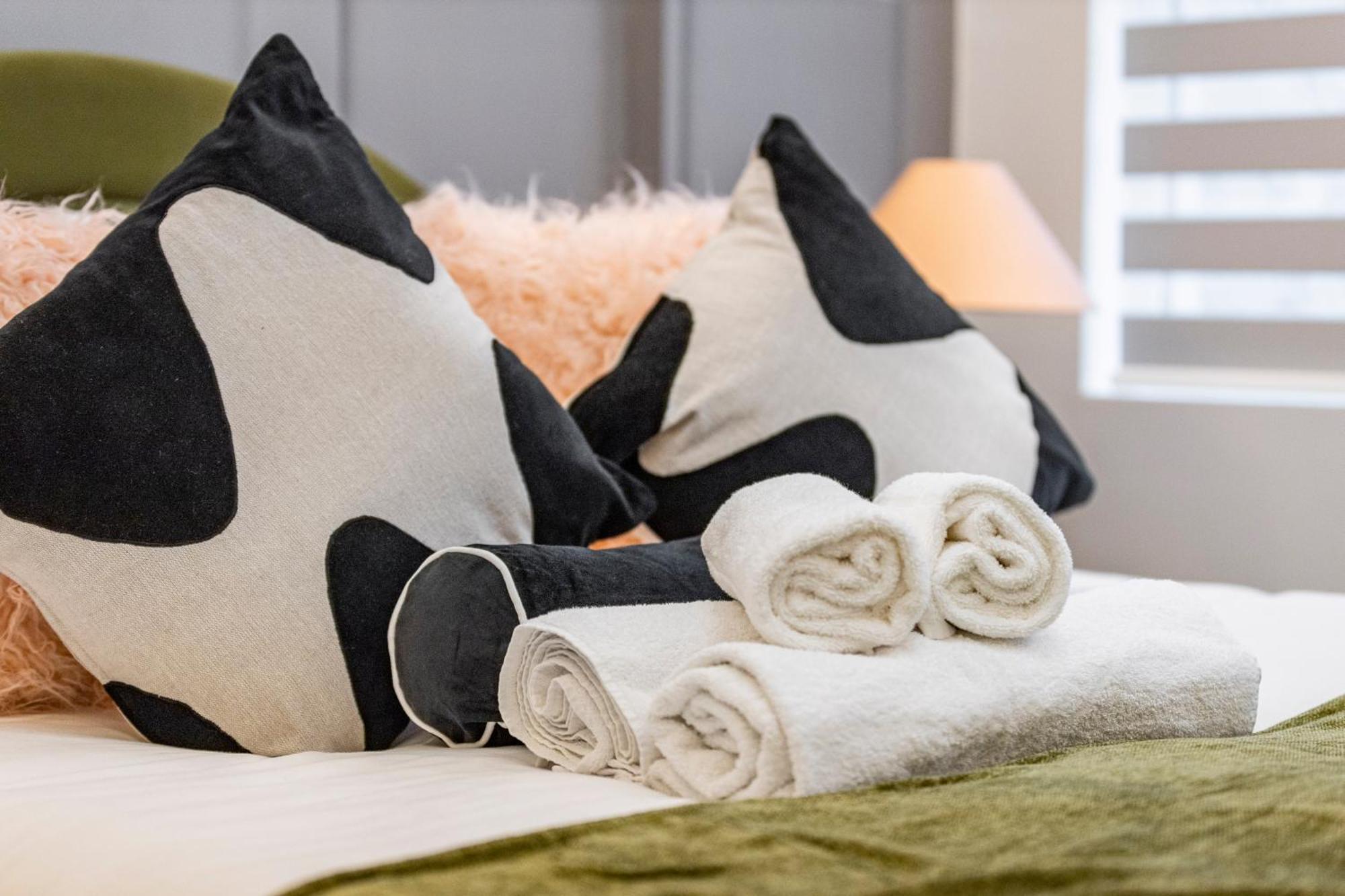Unwind In Style 2br With Cozy Backyard For Groups Appartement