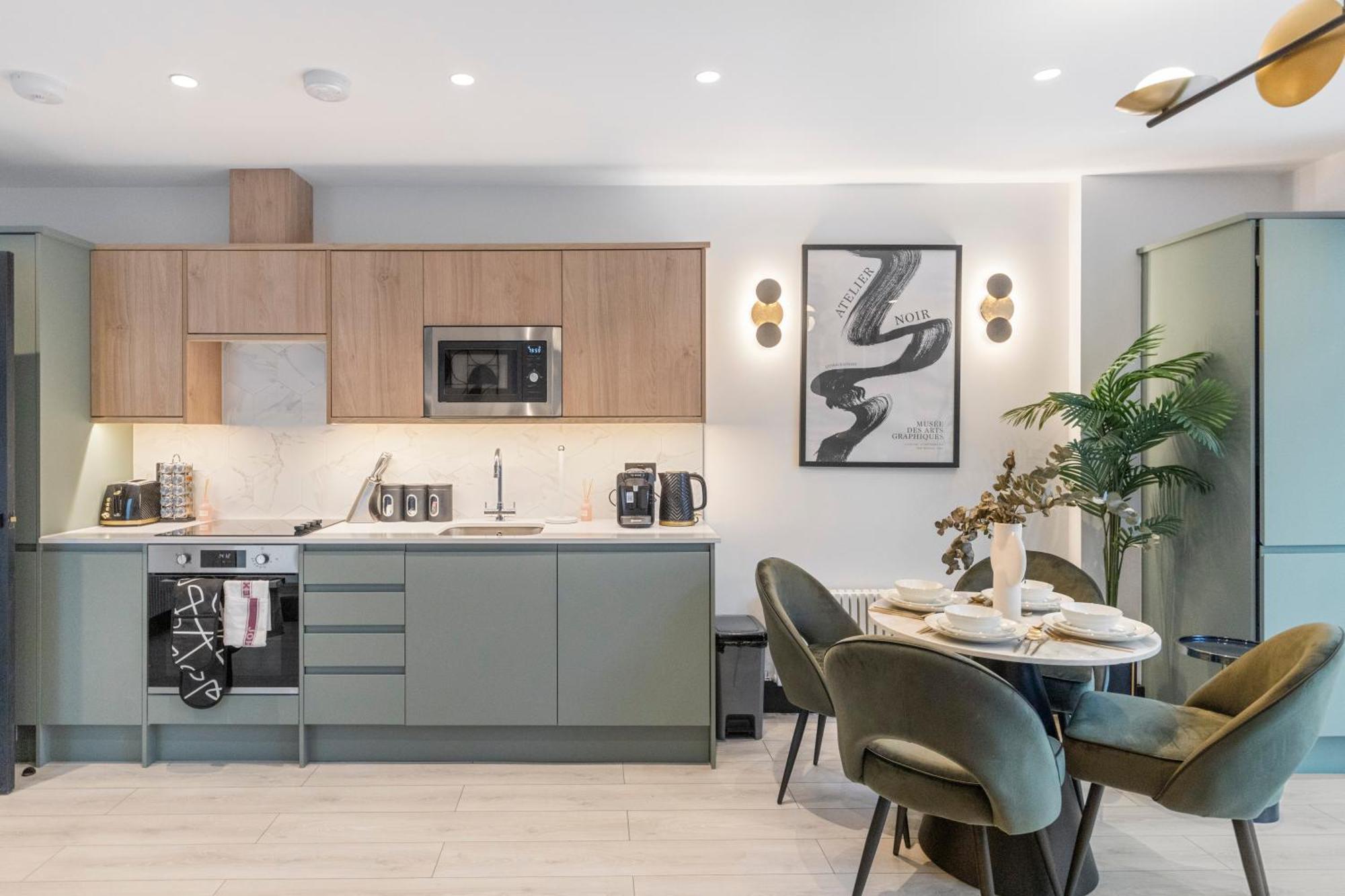 Unwind In Style 2br With Cozy Backyard For Groups Appartement *
