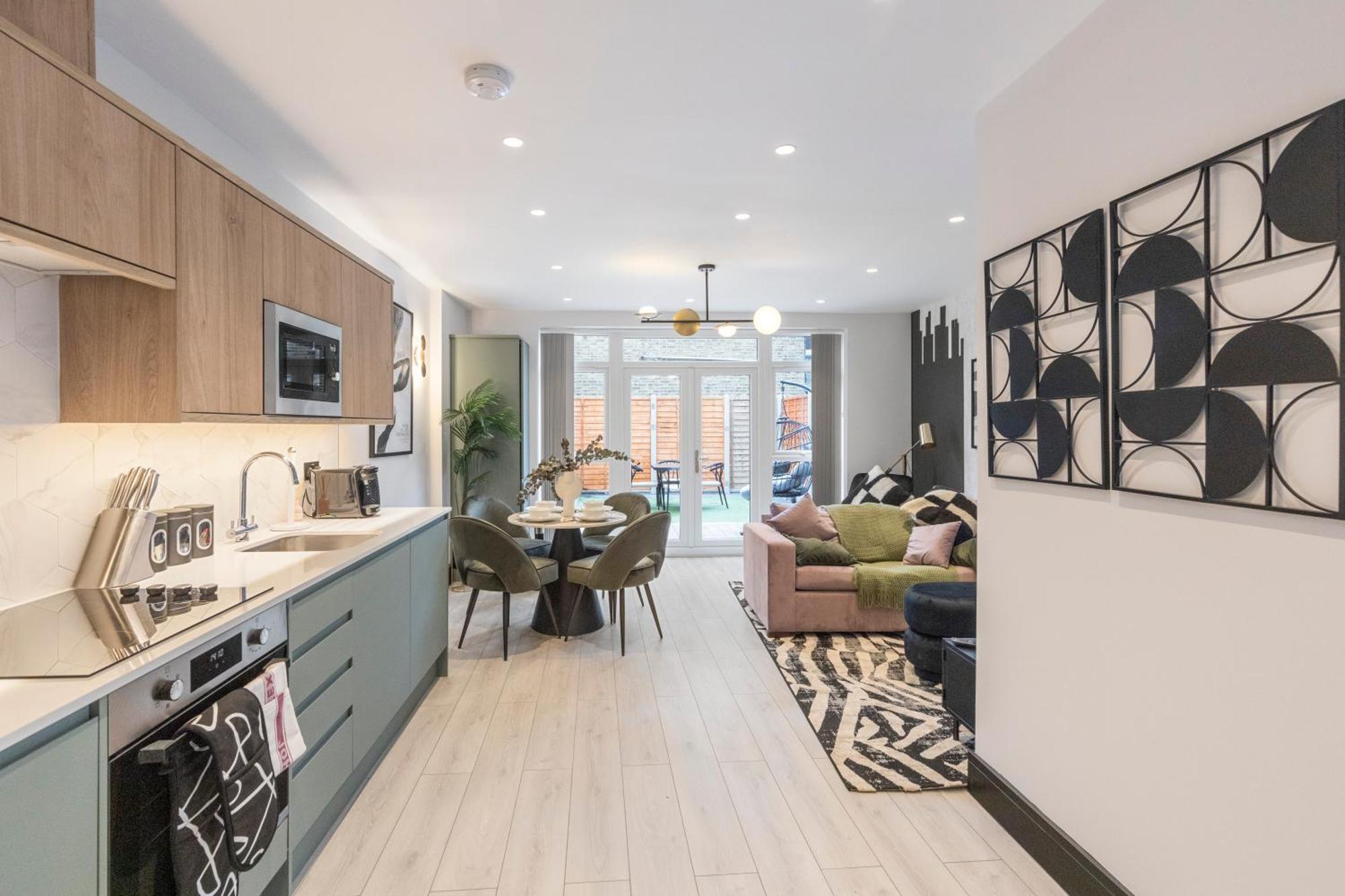 Unwind In Style 2br With Cozy Backyard For Groups Appartement