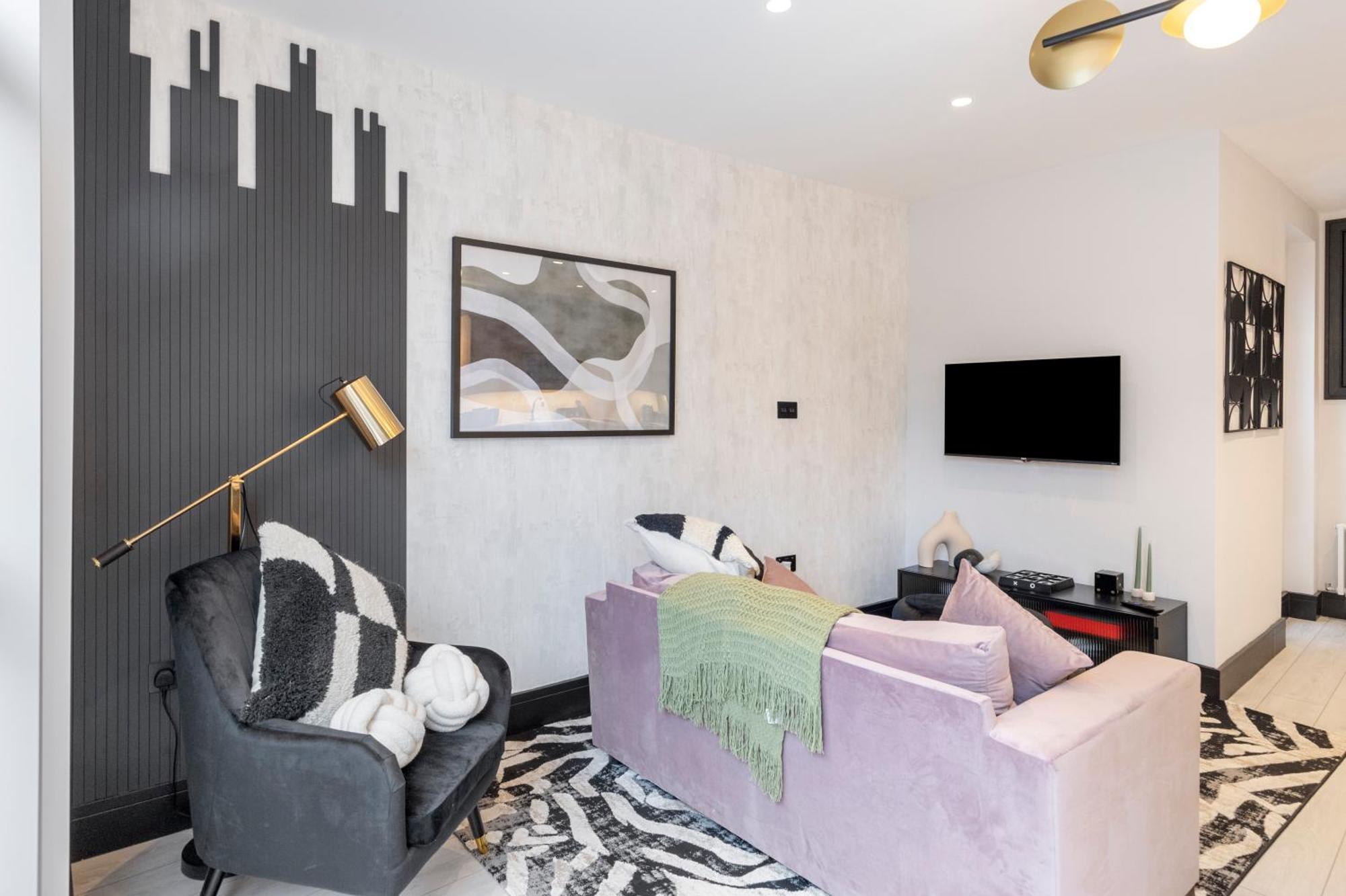 Unwind In Style 2br With Cozy Backyard For Groups Appartement Londen