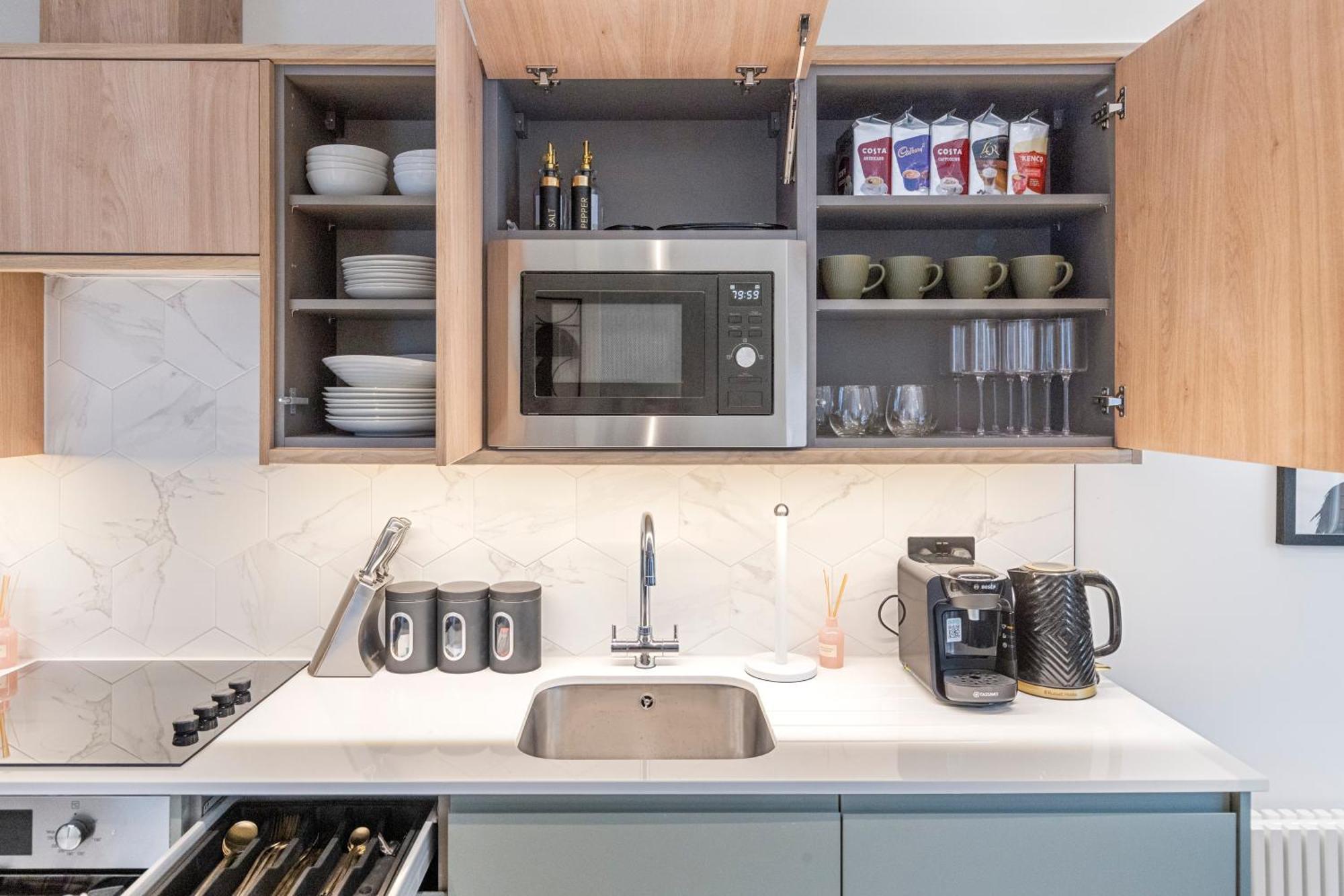 Unwind In Style 2br With Cozy Backyard For Groups Appartement
