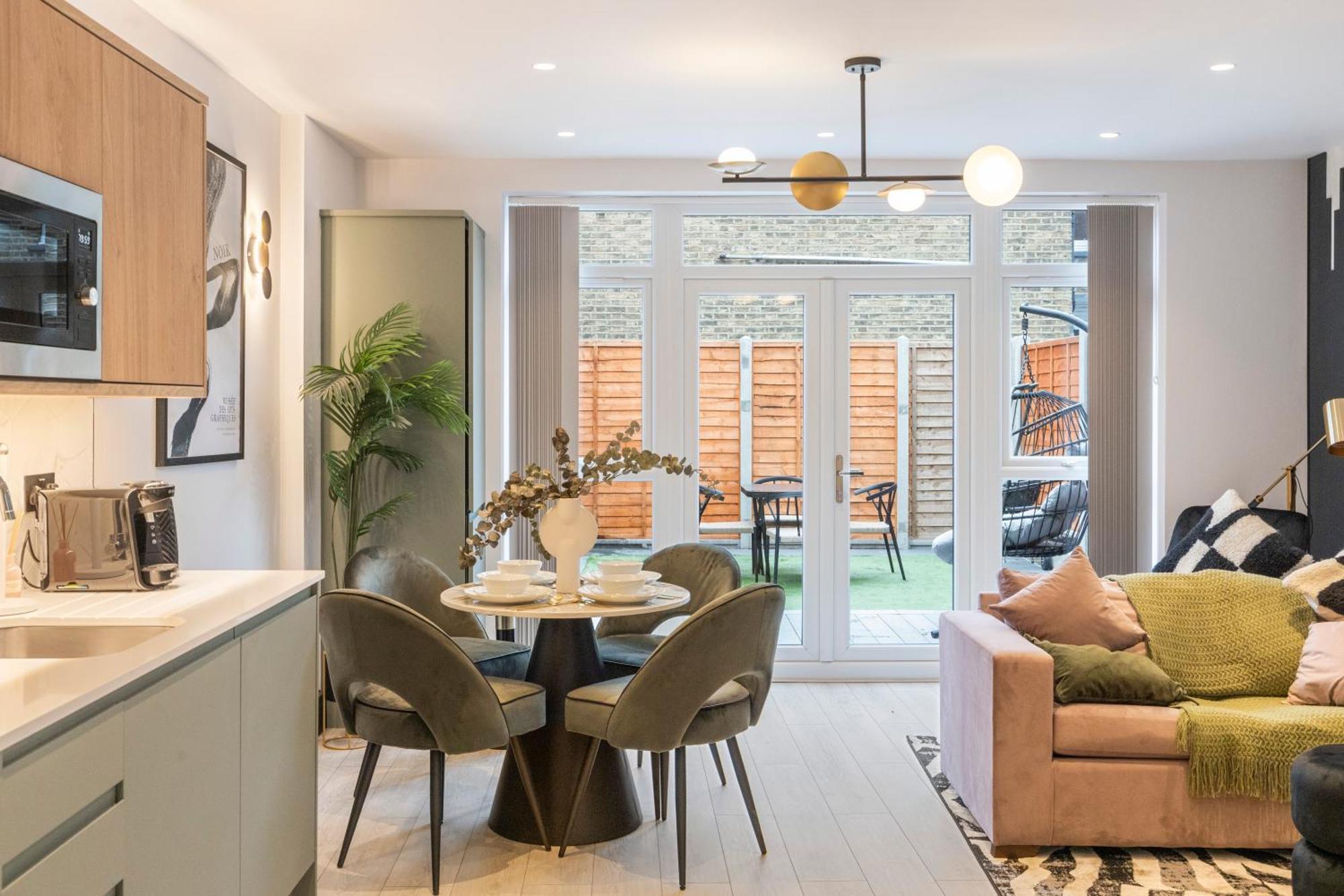 Appartement Unwind In Style 2br With Cozy Backyard For Groups Londen