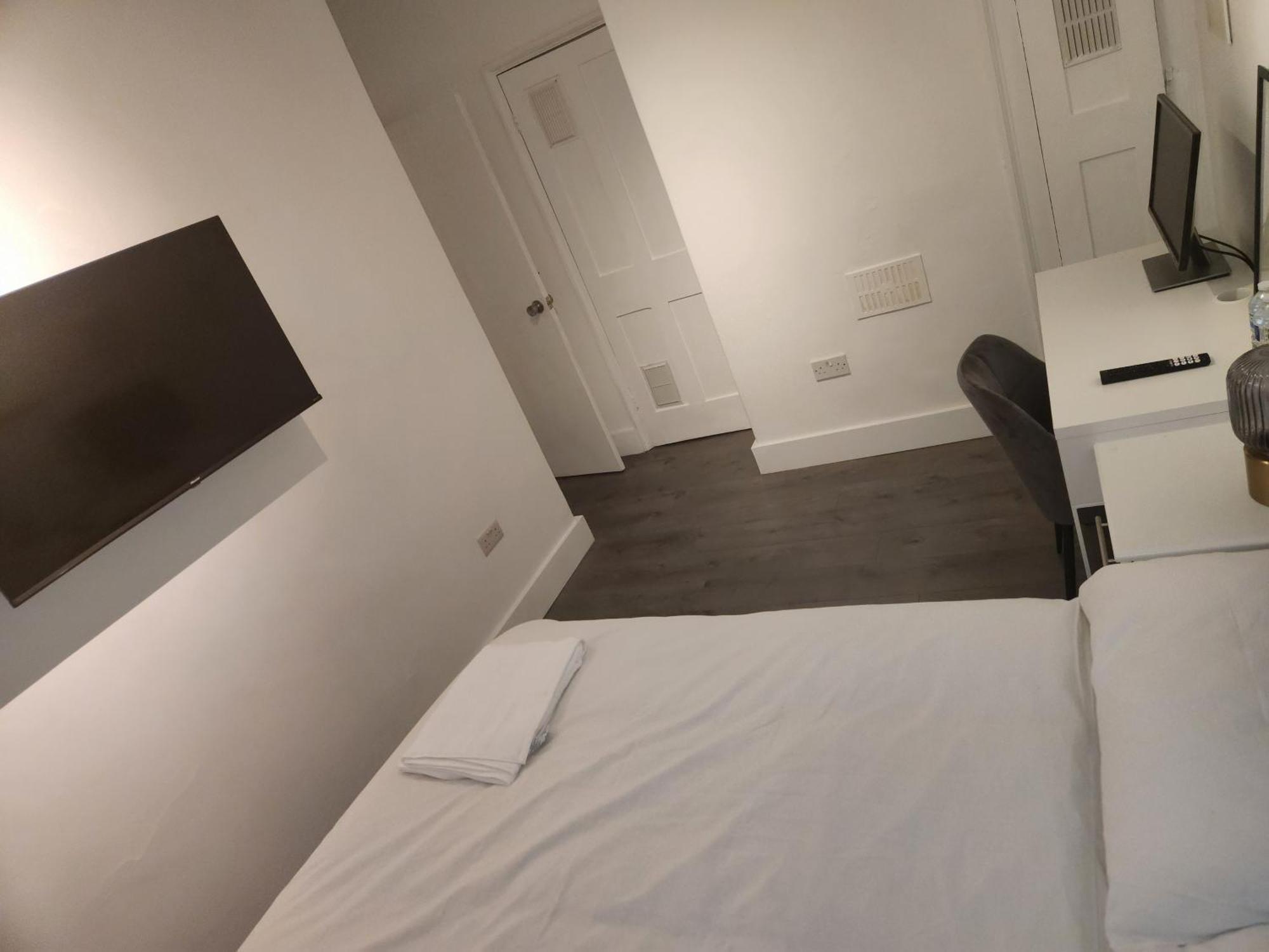 Appartement Flat With Work Station, Monitor, Smart Tv & Netflix *