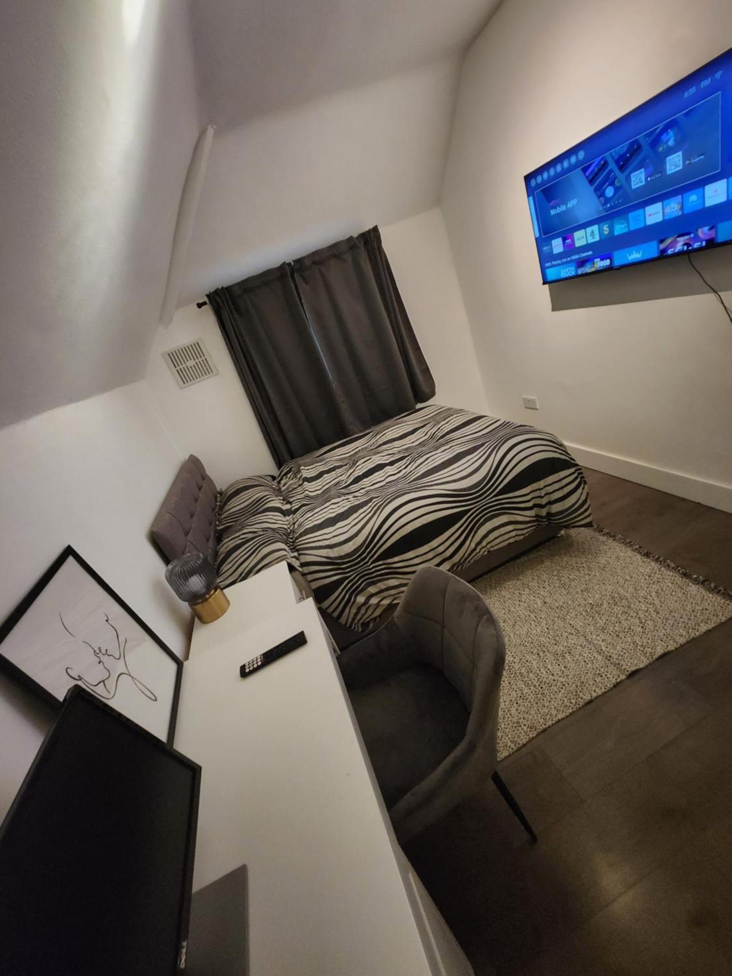 Flat With Work Station, Monitor, Smart Tv & Netflix Londen