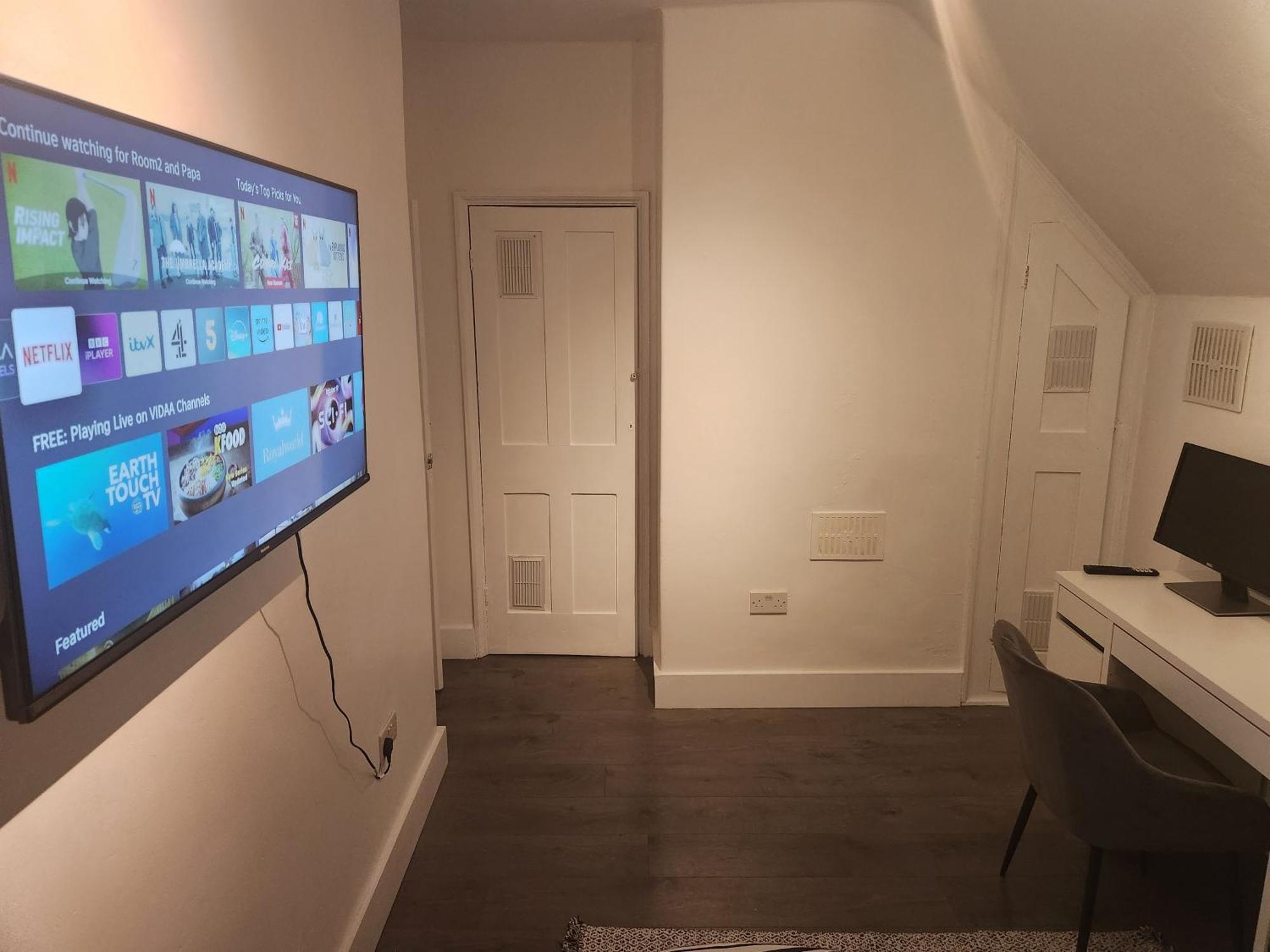 Appartement Flat With Work Station, Monitor, Smart Tv & Netflix