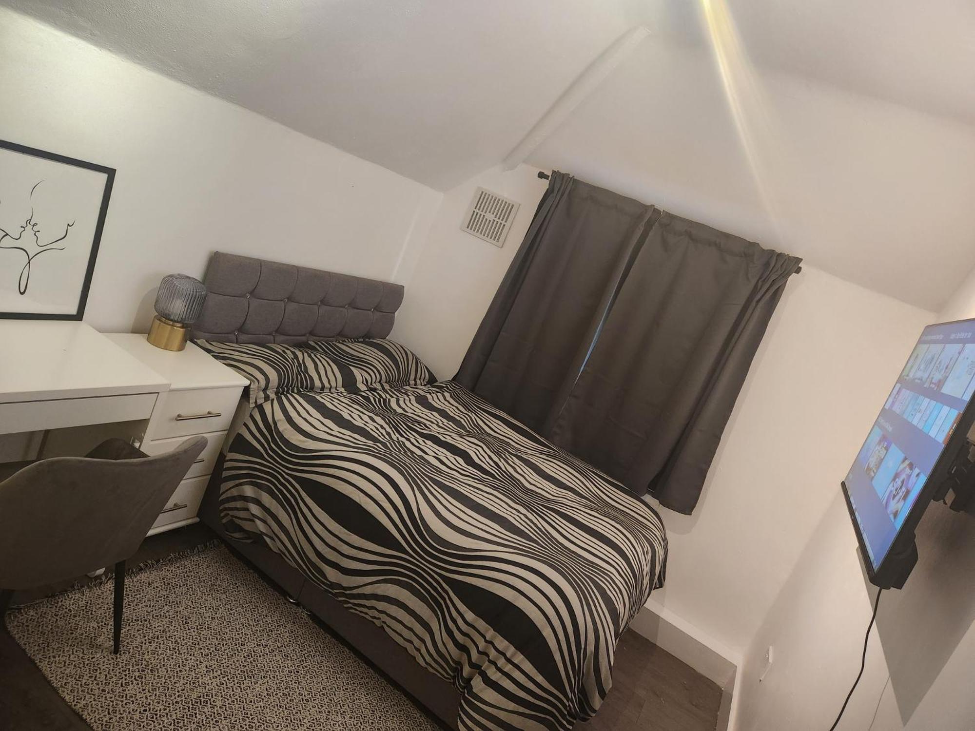 Appartement Flat With Work Station, Monitor, Smart Tv & Netflix Londen
