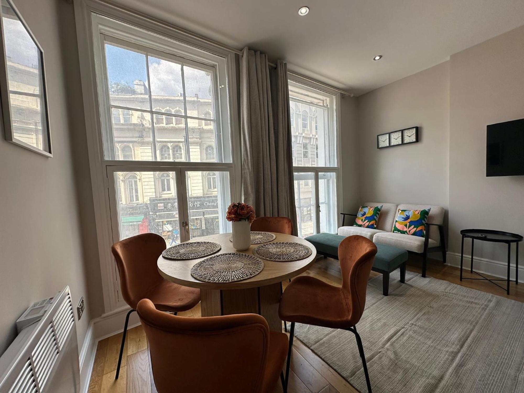 Modern Flat In Apartment *