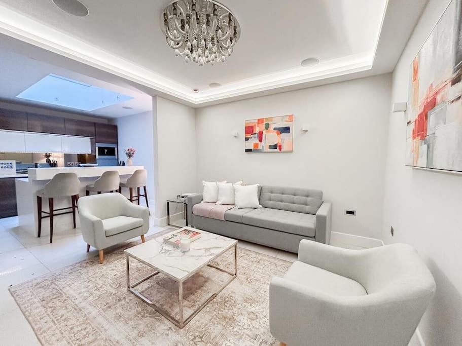 Stylish And Spacious In Prime Apartment *