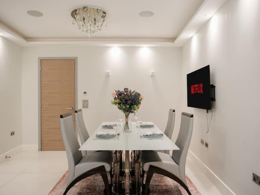 Stylish And Spacious In Prime * London