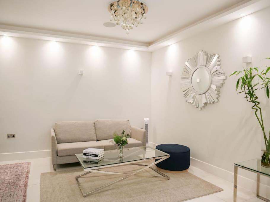 Stylish And Spacious In Prime * London