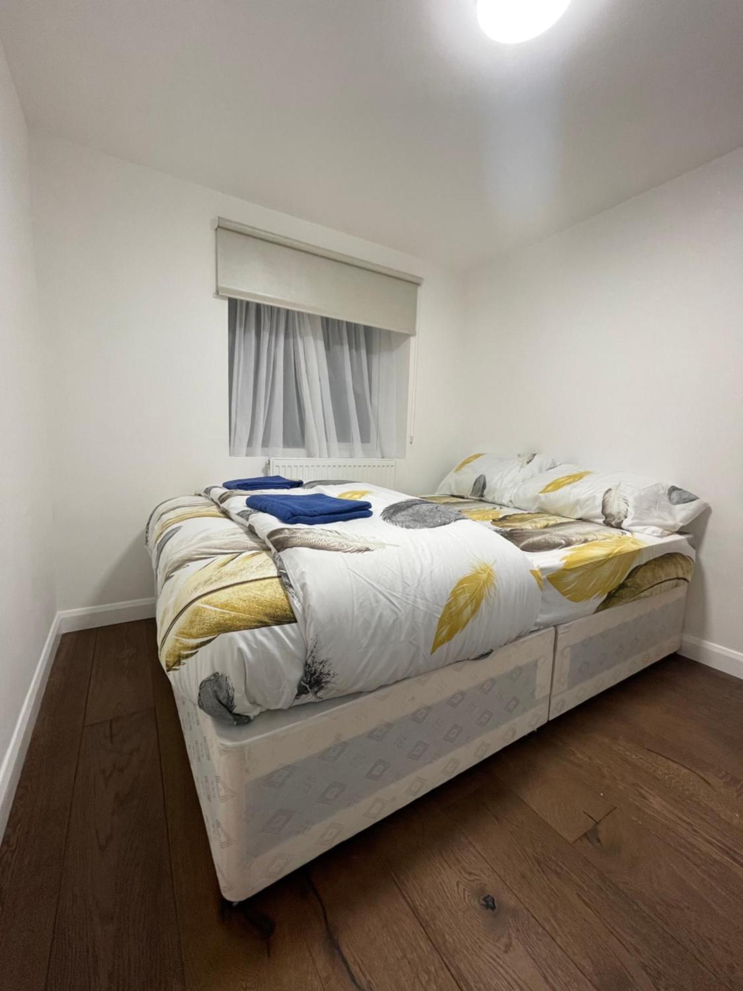 Two Bedroom Central Location Modern Flat Stratford Londen