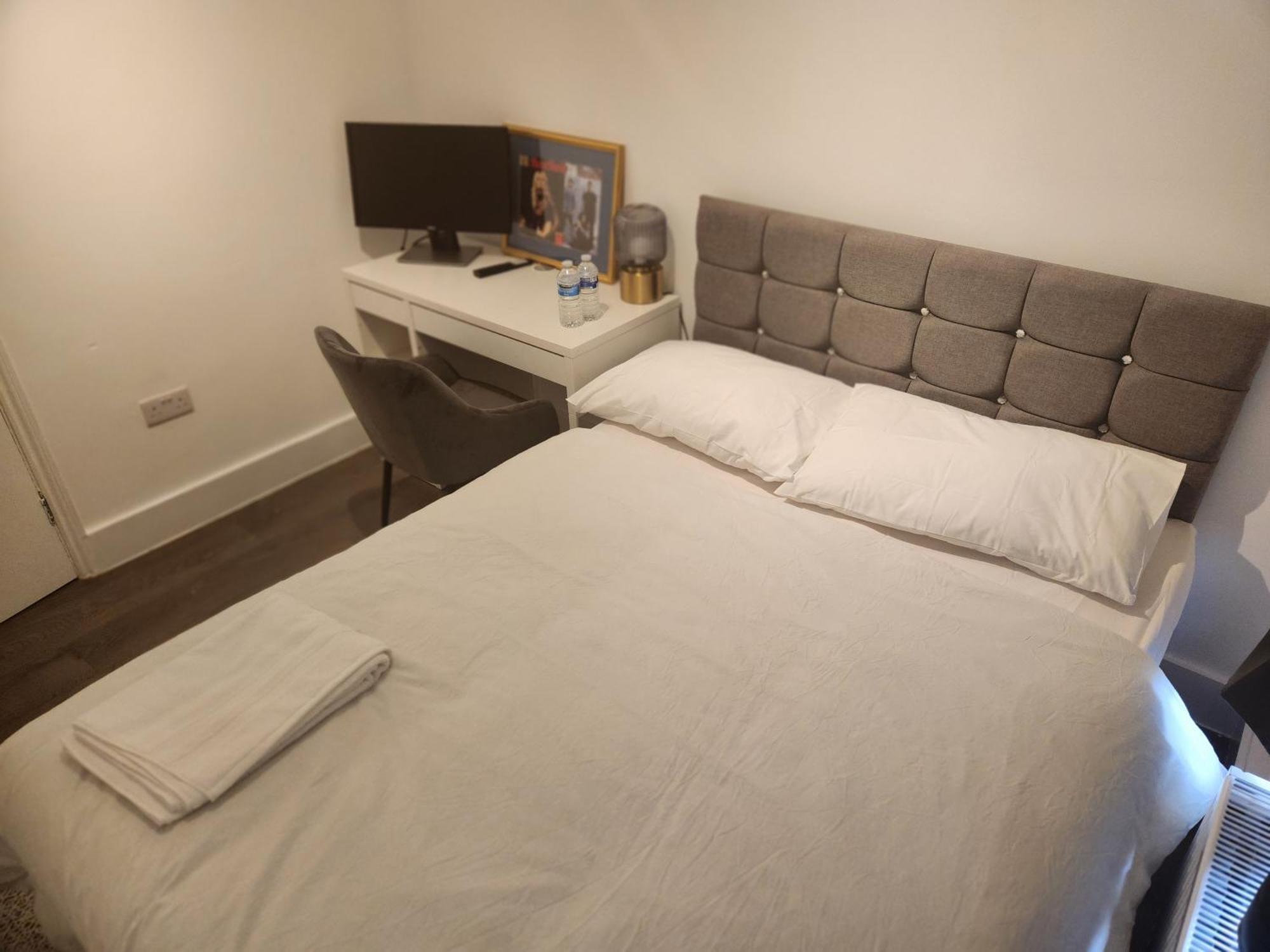 Flat With Work Station, Monitor, Smart Tv & Netflix * Londen