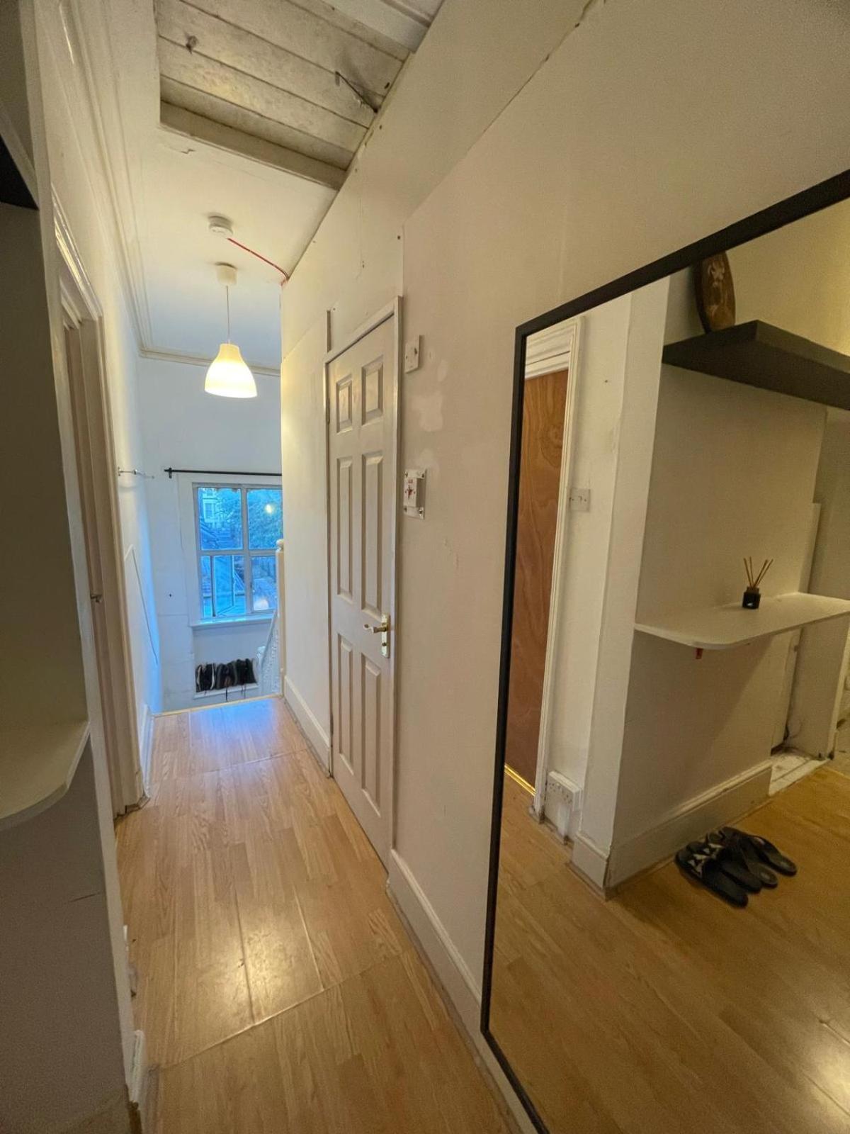 Large Double Bedroom - Posh Area * London