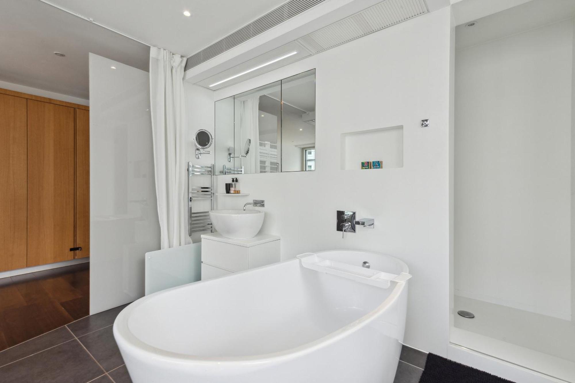 3bed 3bath With 2xbalconies In Apartment *