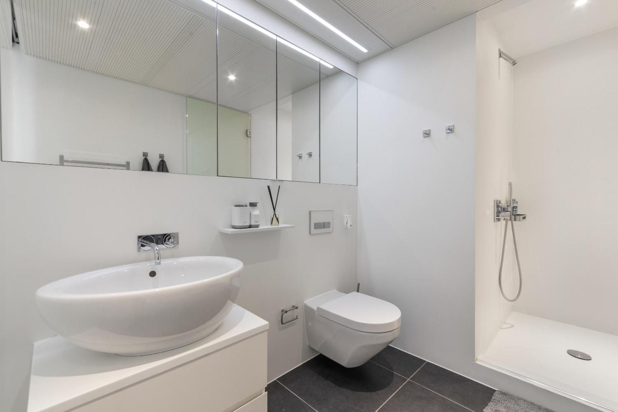 3bed 3bath With 2xbalconies In Apartment London