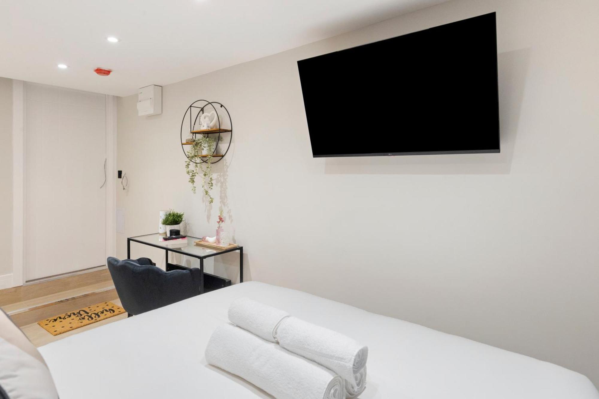 Apartment Haven Luxe With King Size Bed London