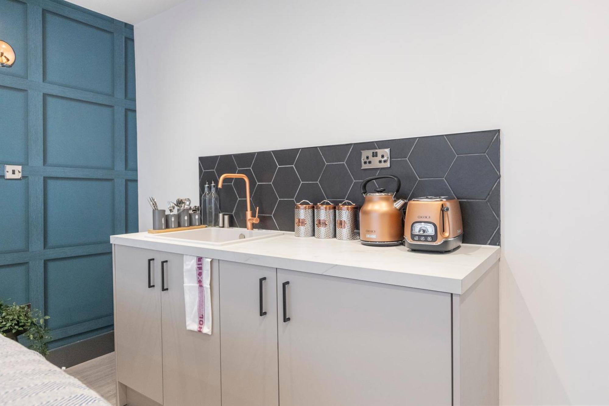 Apartment Cityscape Charm Vibrant With Kitchenette London