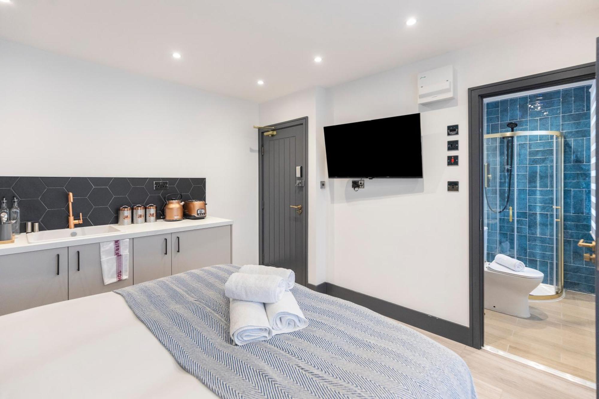 Cityscape Charm Vibrant With Kitchenette Apartment London
