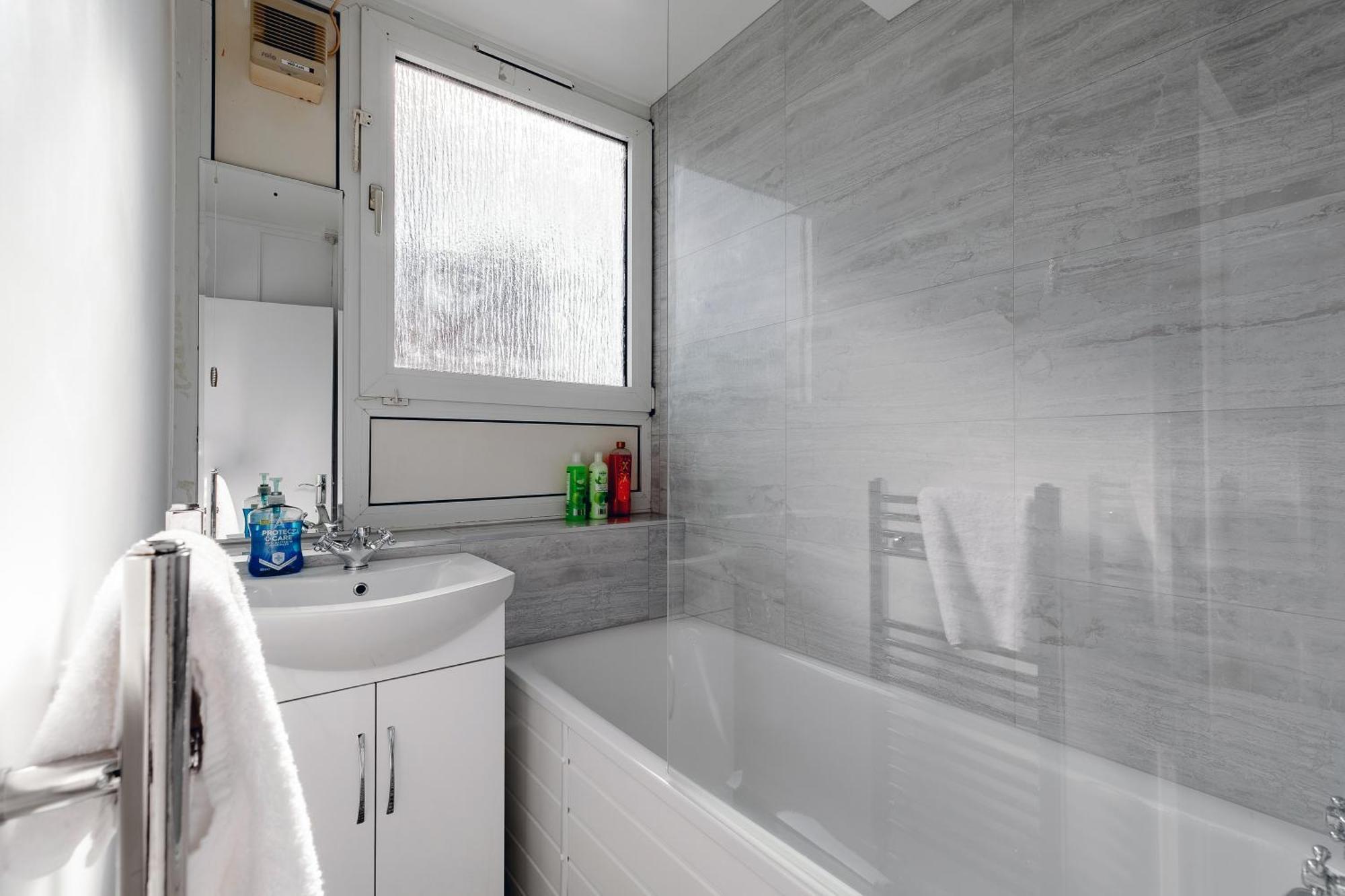 3br Off A13 , Sleeps 6, 2mins To Langdon Dlr,free Parking Apartment