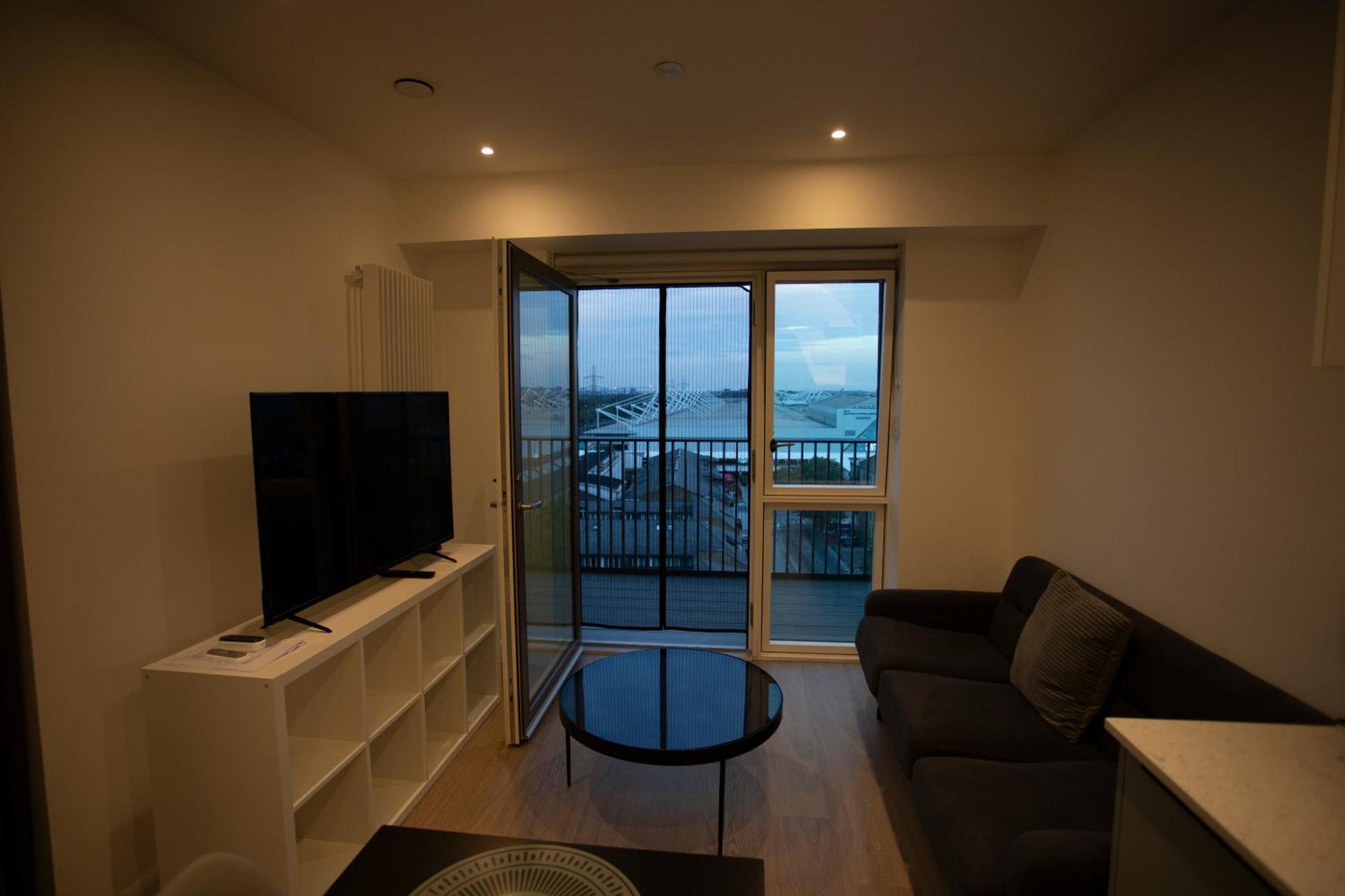 Modern Gem Near Excel & O2 Arena Balcony! Apartment *