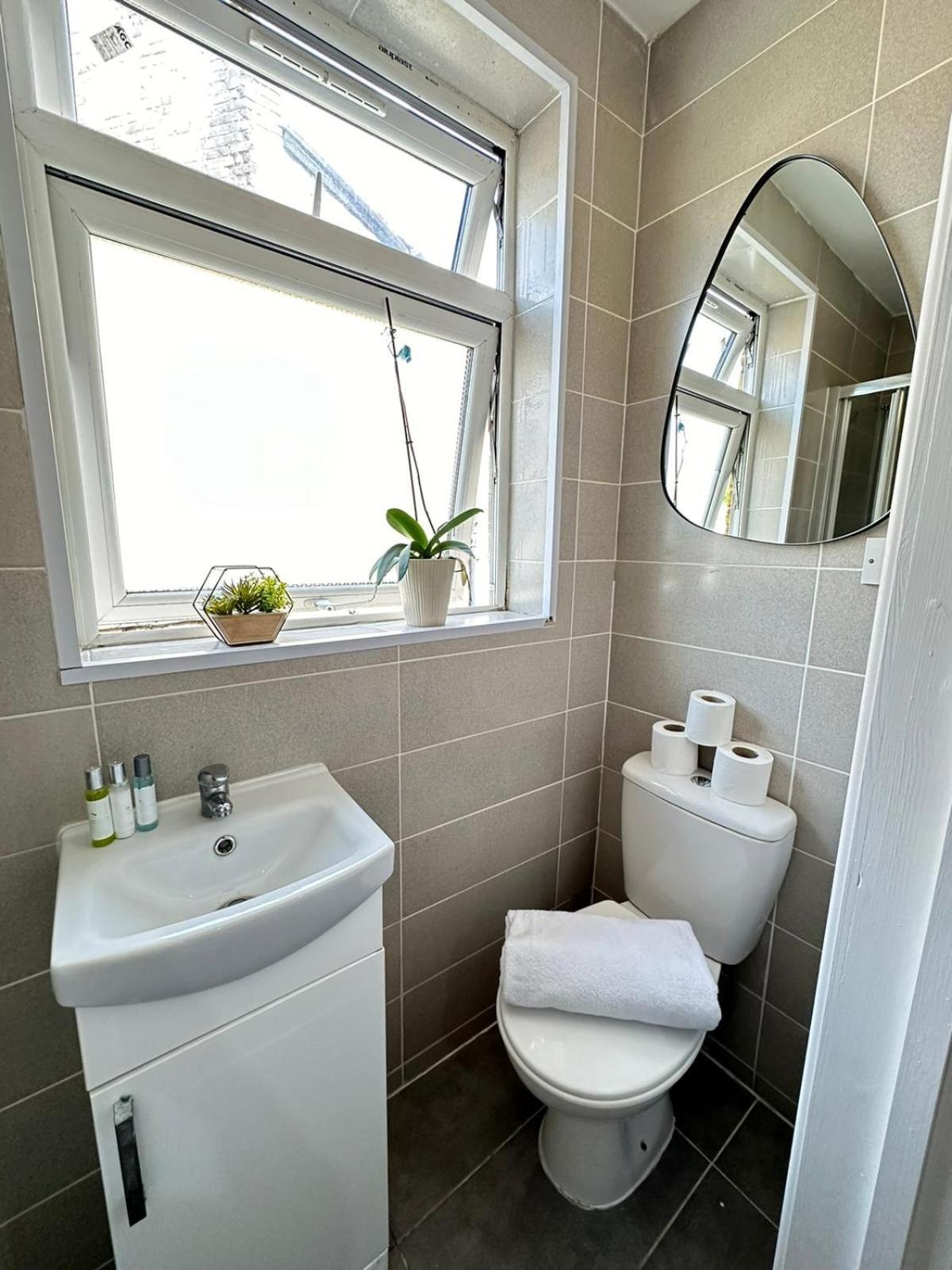 Comfortable Studio Harrow Road Apartment London