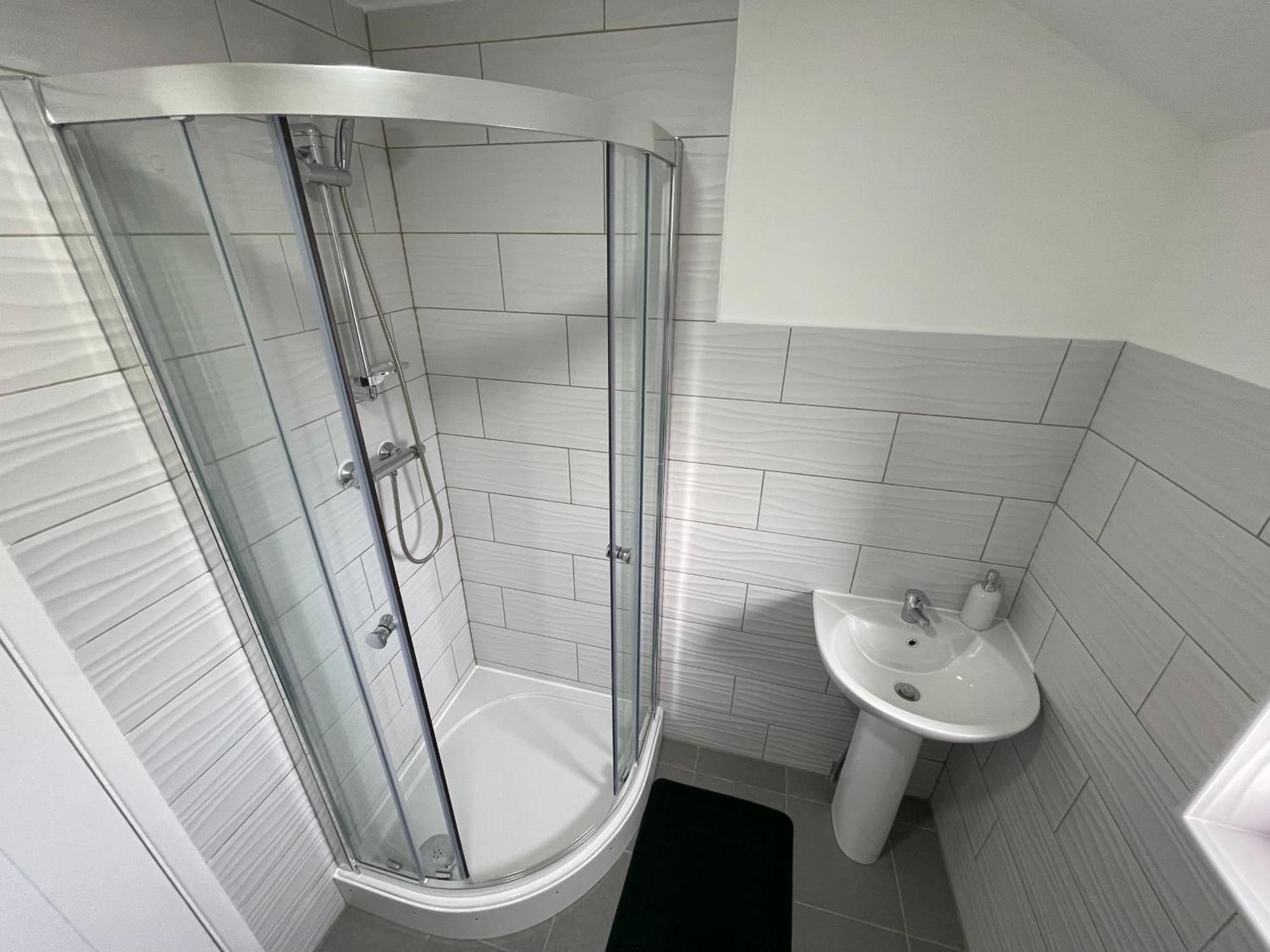 Two Bedroom Central Location Modern Flat Stratford * Londen