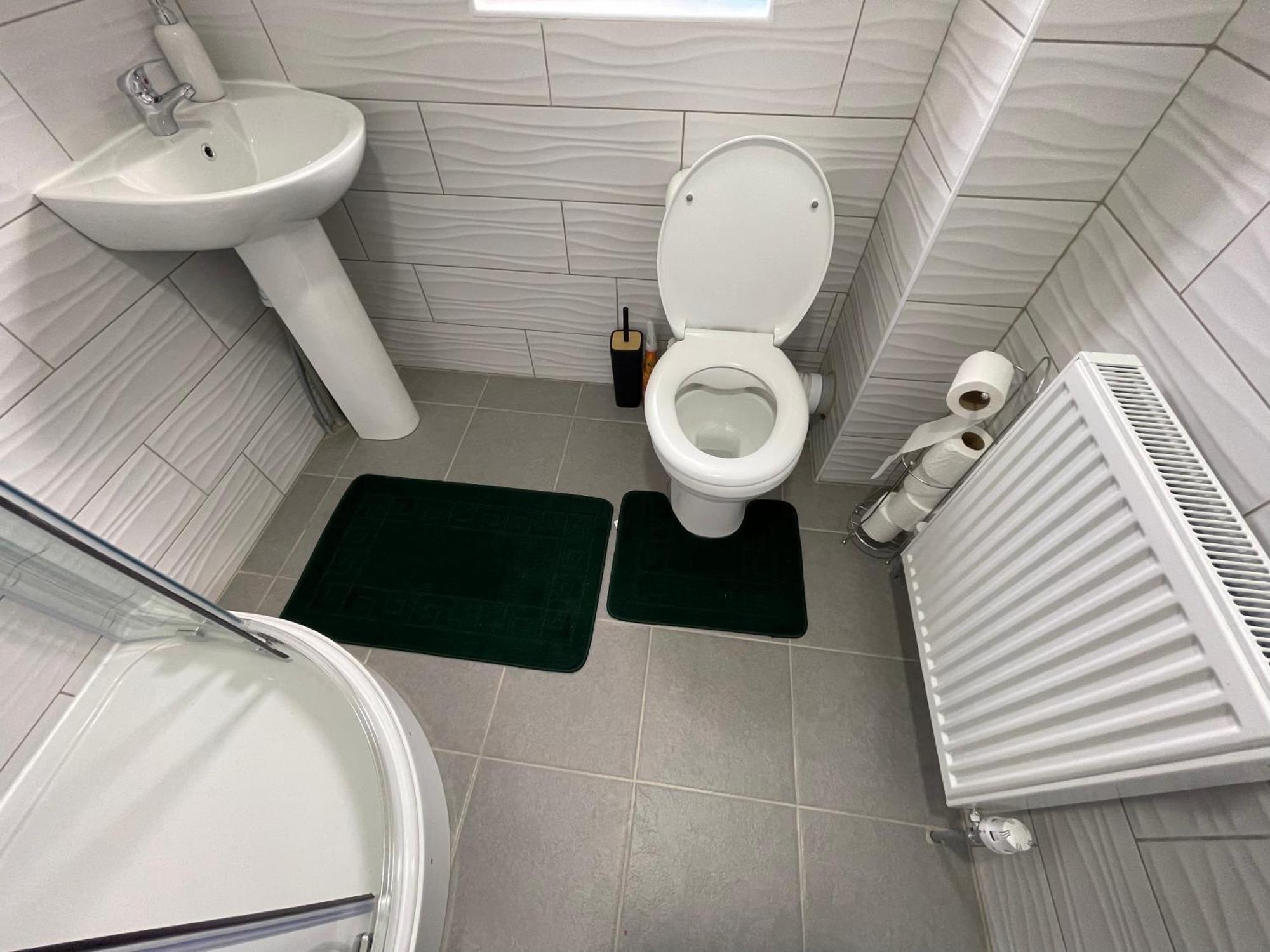Two Bedroom Central Location Modern Flat Stratford Londen