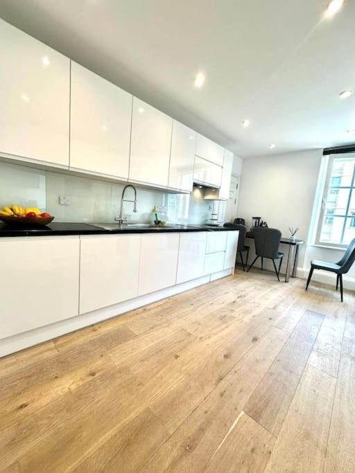 Charming 3 Bed Luxury Flat In Apartment *