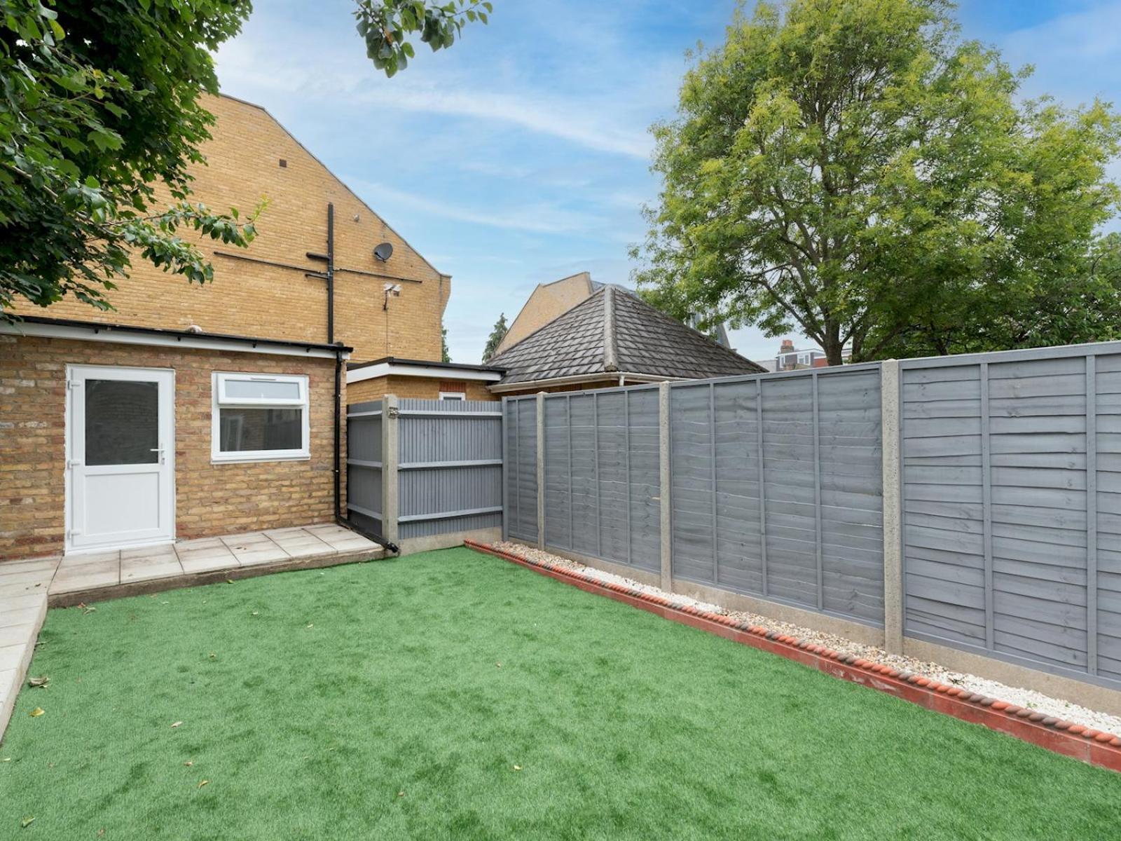 Stylish Newly Renovated Large With Garden Pass The Keys
