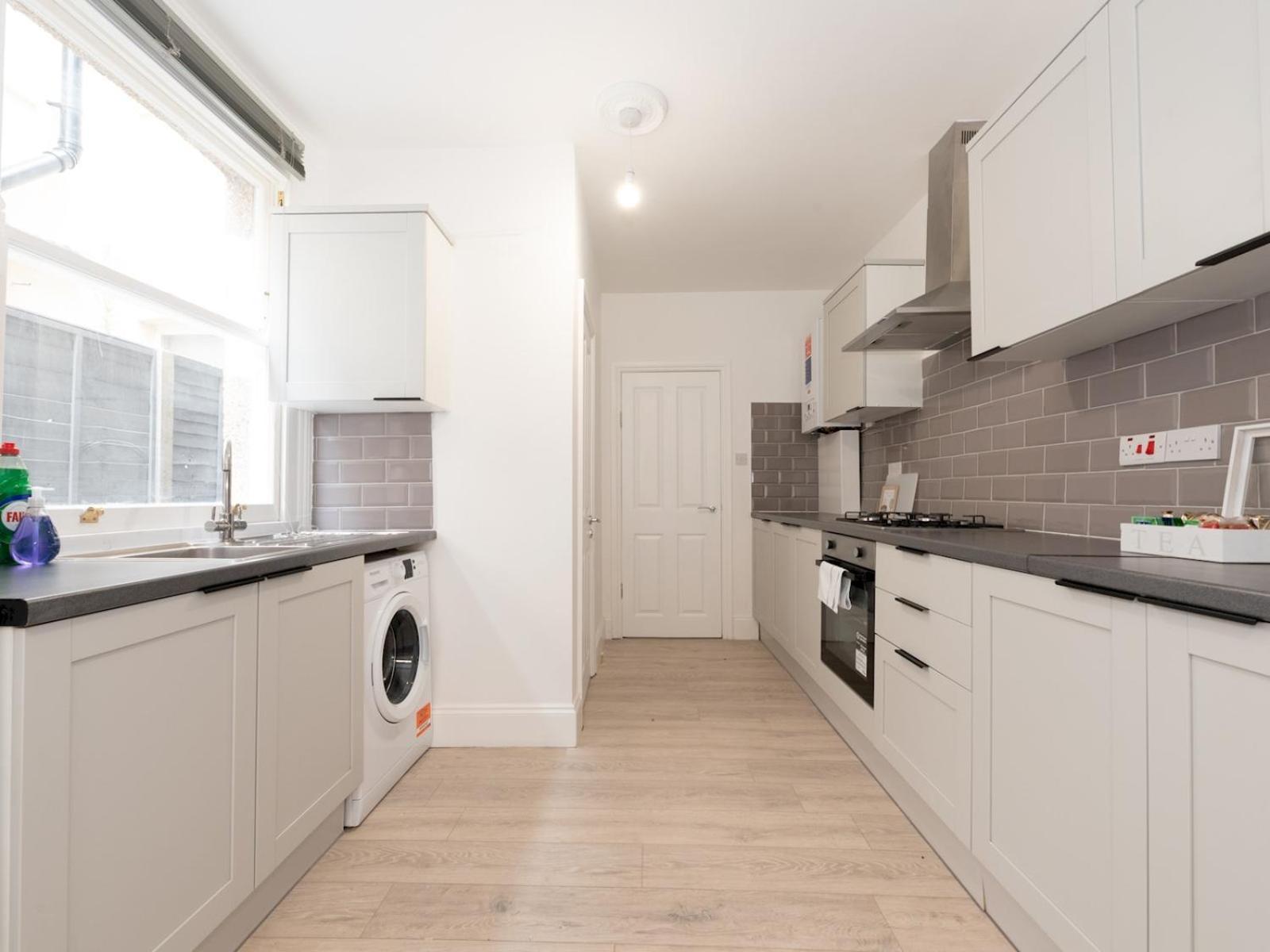 Stylish Newly Renovated Large With Garden Pass The Keys *