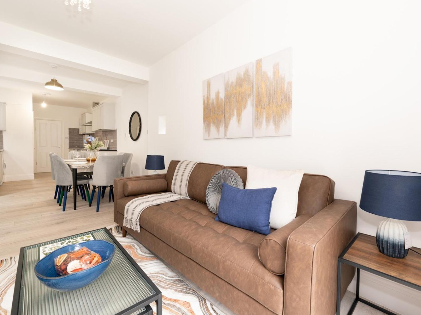 Stylish Newly Renovated Large With Garden Pass The Keys