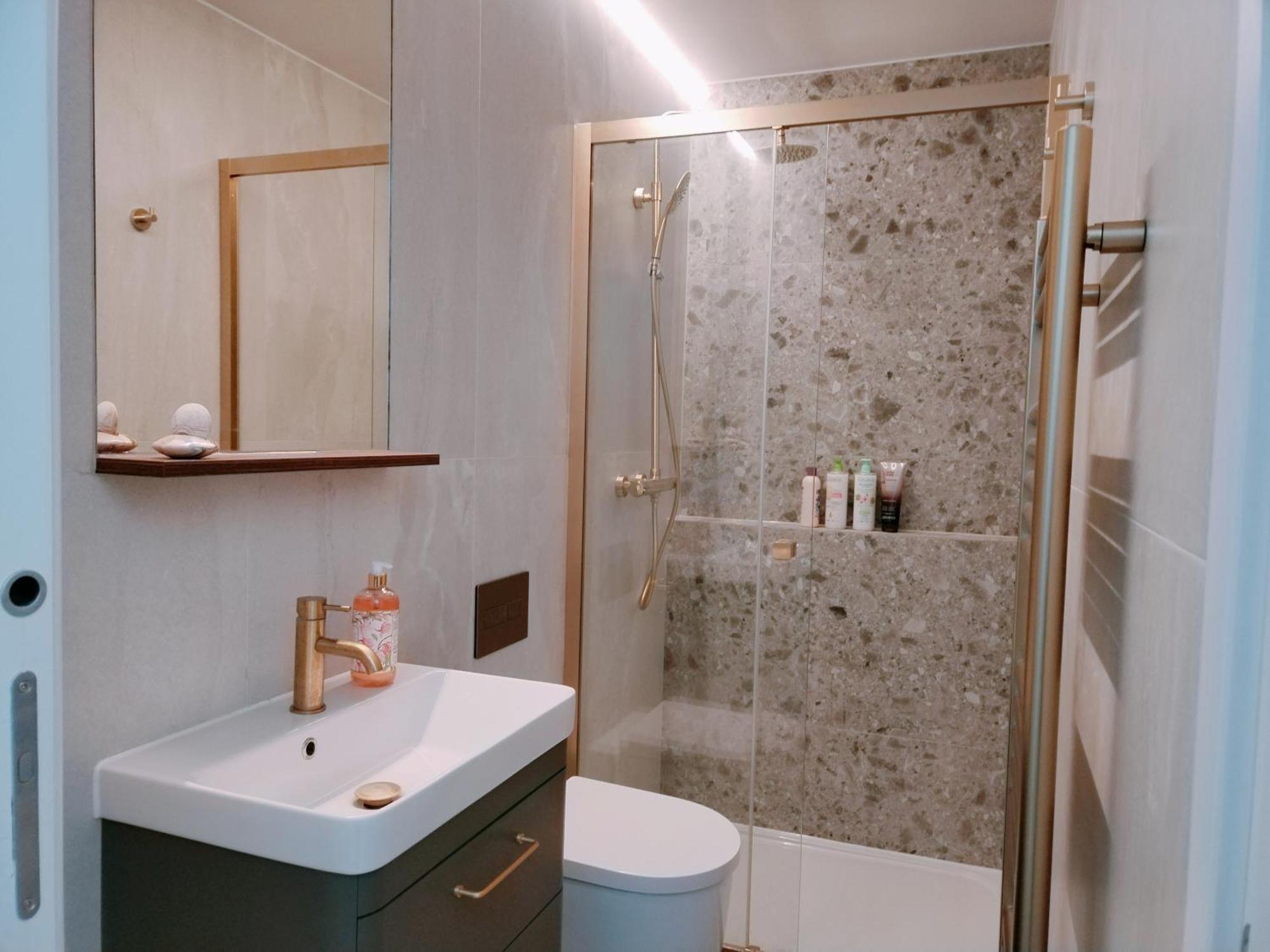 New Refurbished One Bed Flat In The West *