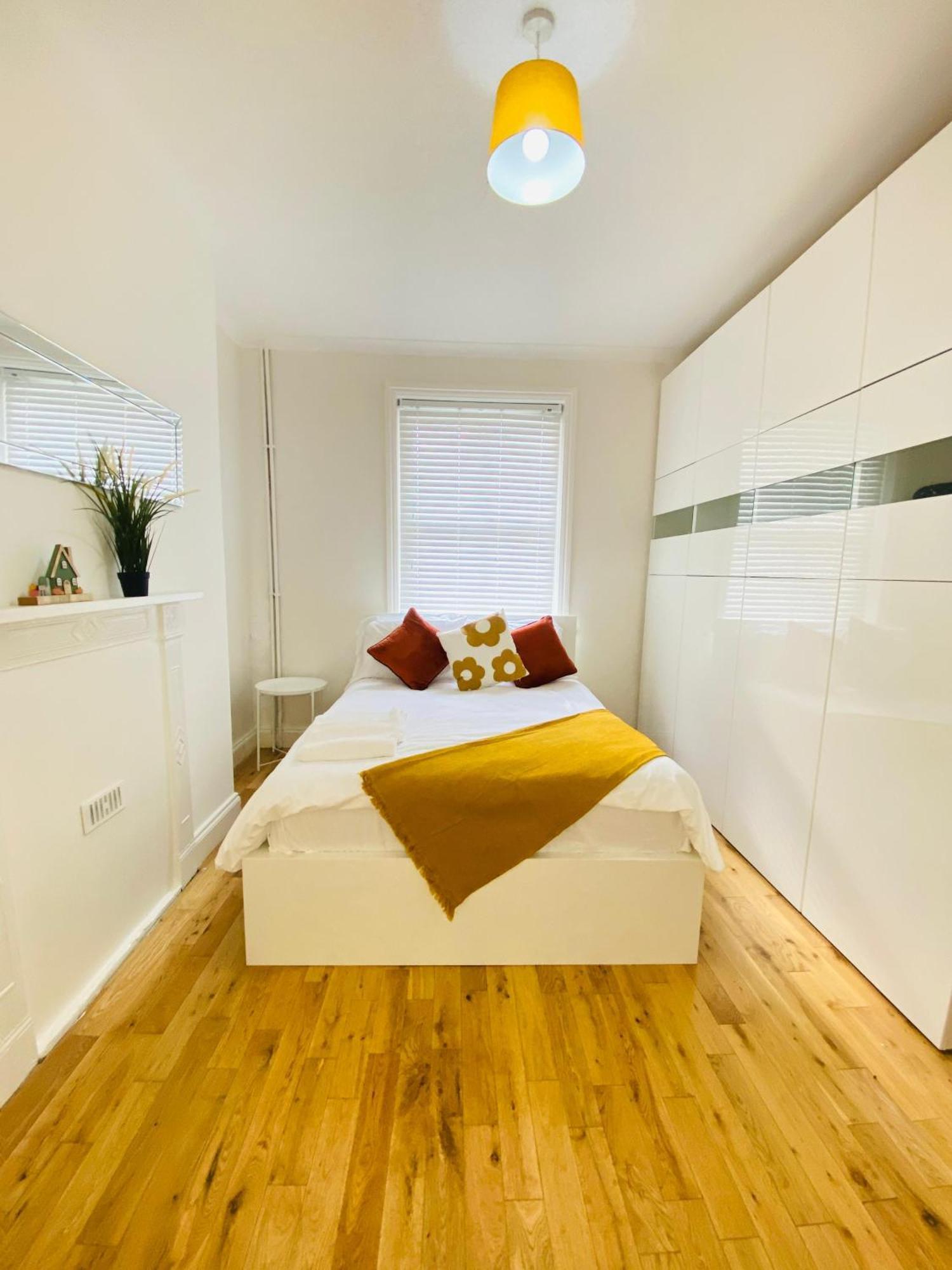 Whitechapel Guest house *