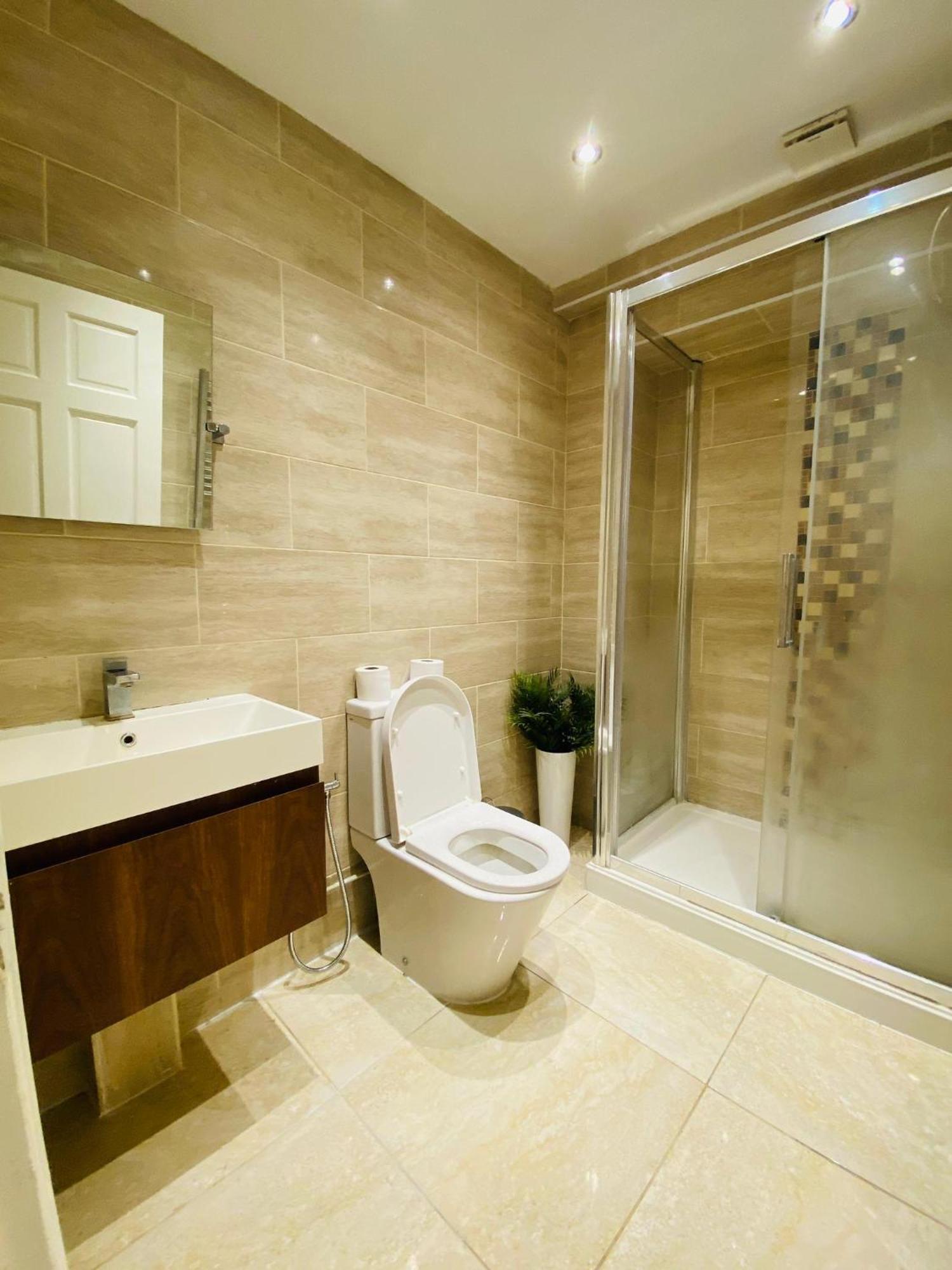 Whitechapel Guest house *