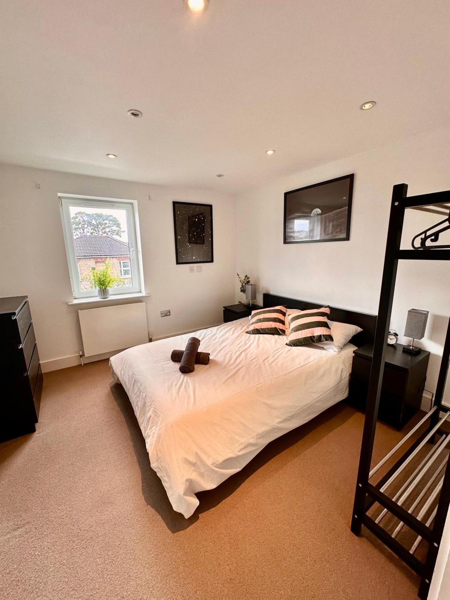 Large, Family Friendly 3-bed Flat In Wood Appartement Londen