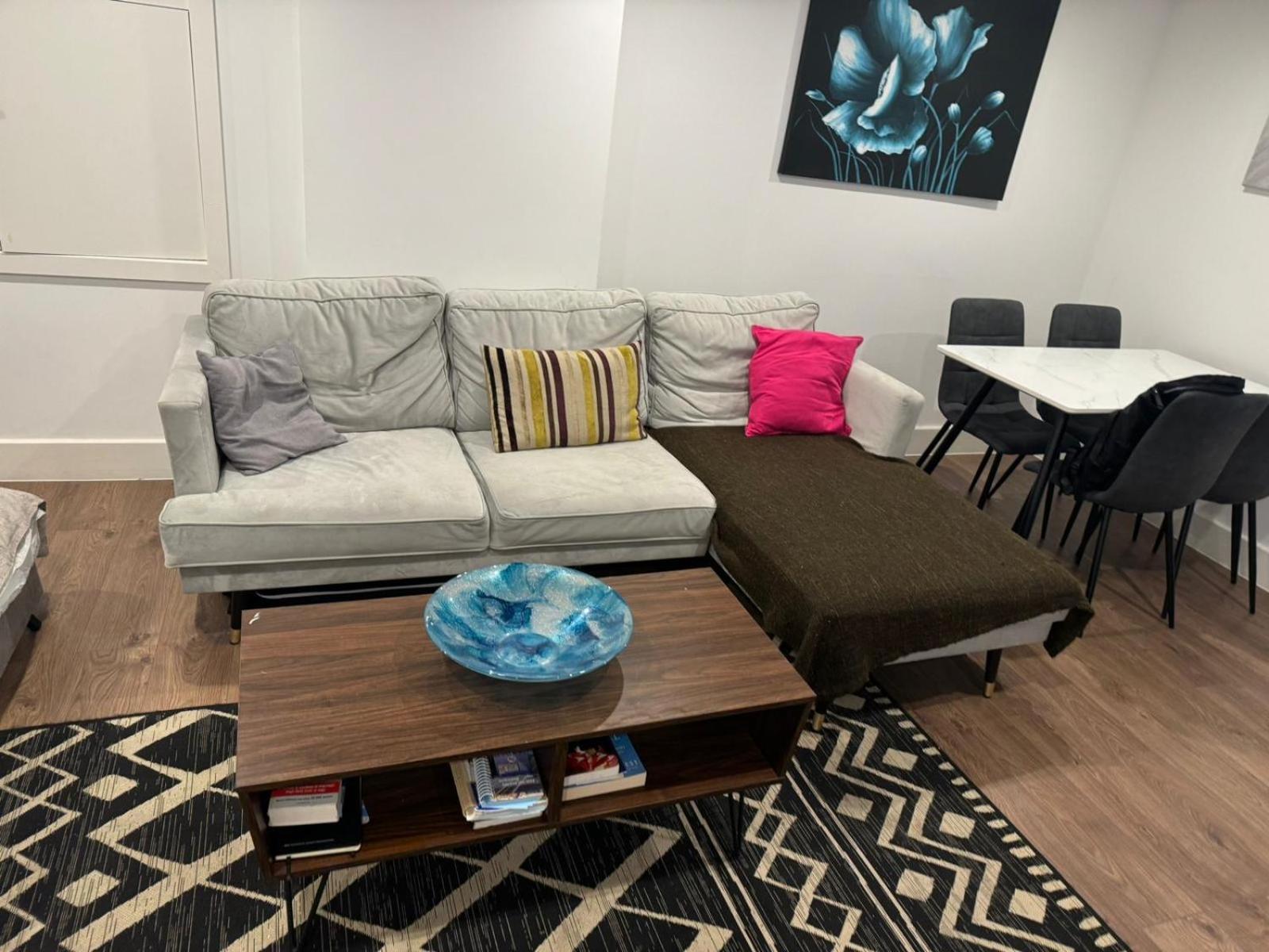 Stunning By Nine Elms Station Guest house London