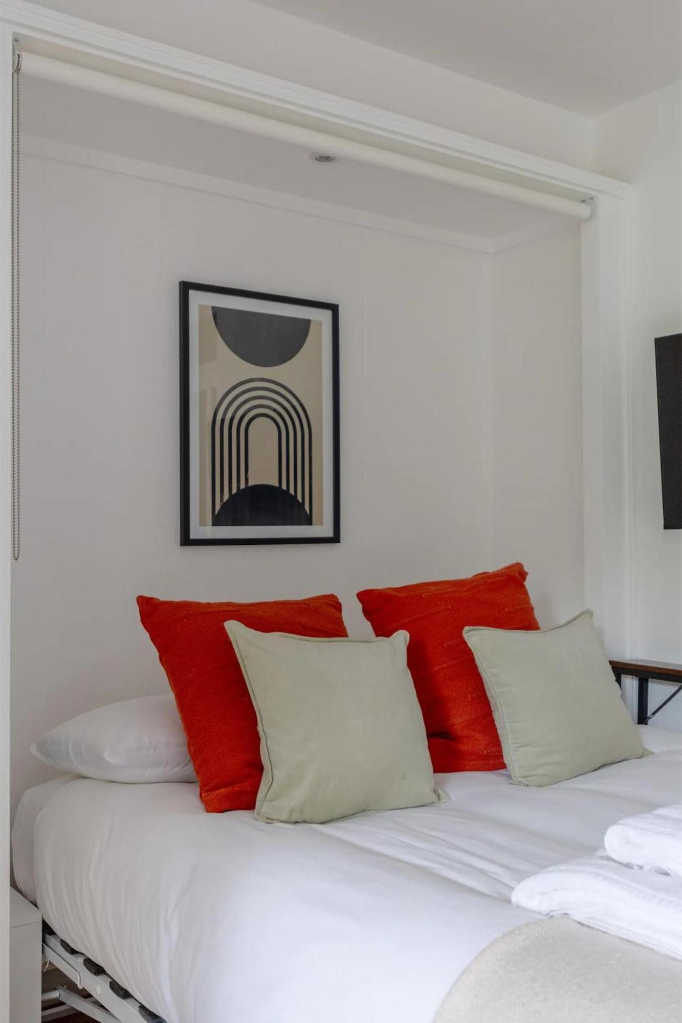 Refurbished Kensington With Balcony Near Tube Appartement Londen