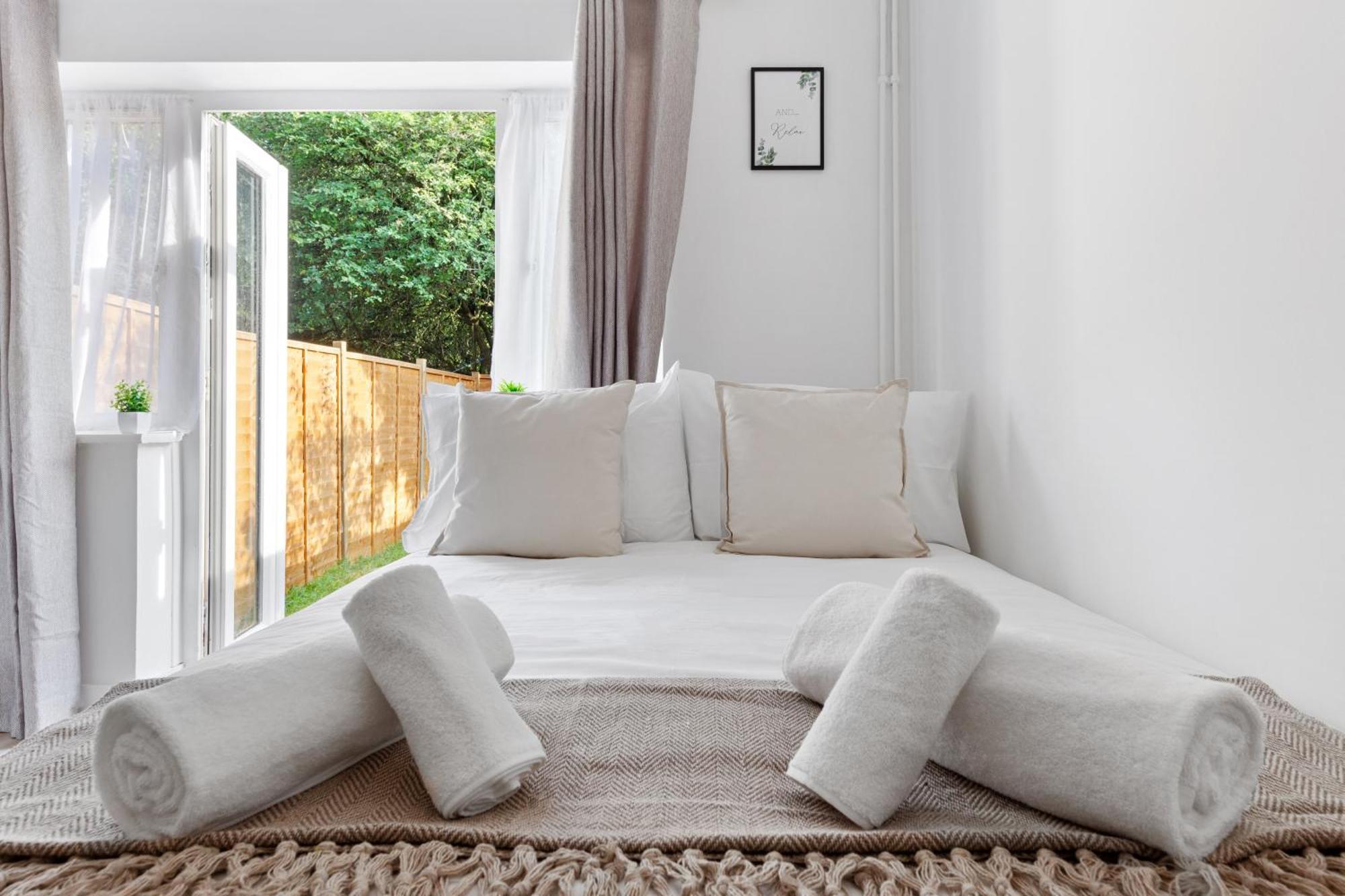 The Kensal - Modern, Warm & Cosy Londen