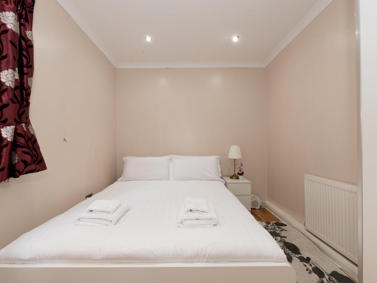4 Bed House In Greater Parking Pass The Keys Londen