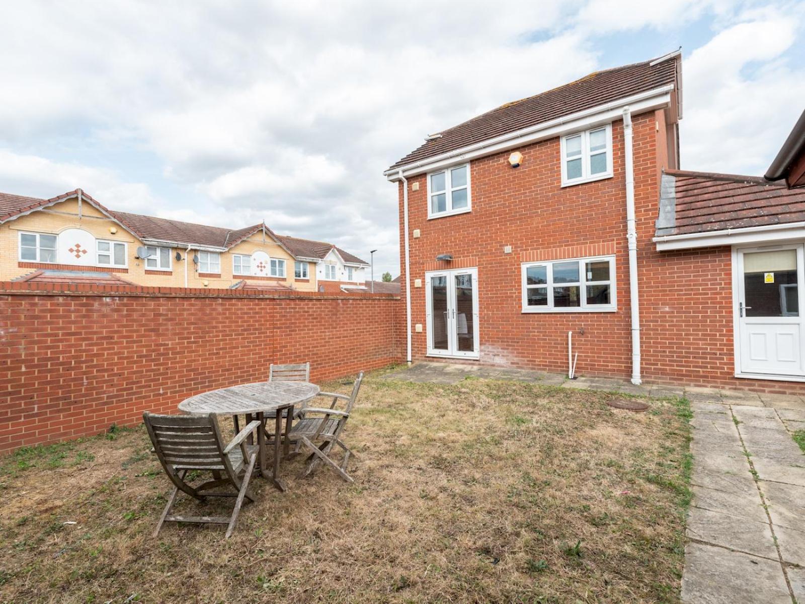 4 Bed House In Greater Parking Pass The Keys * Londen