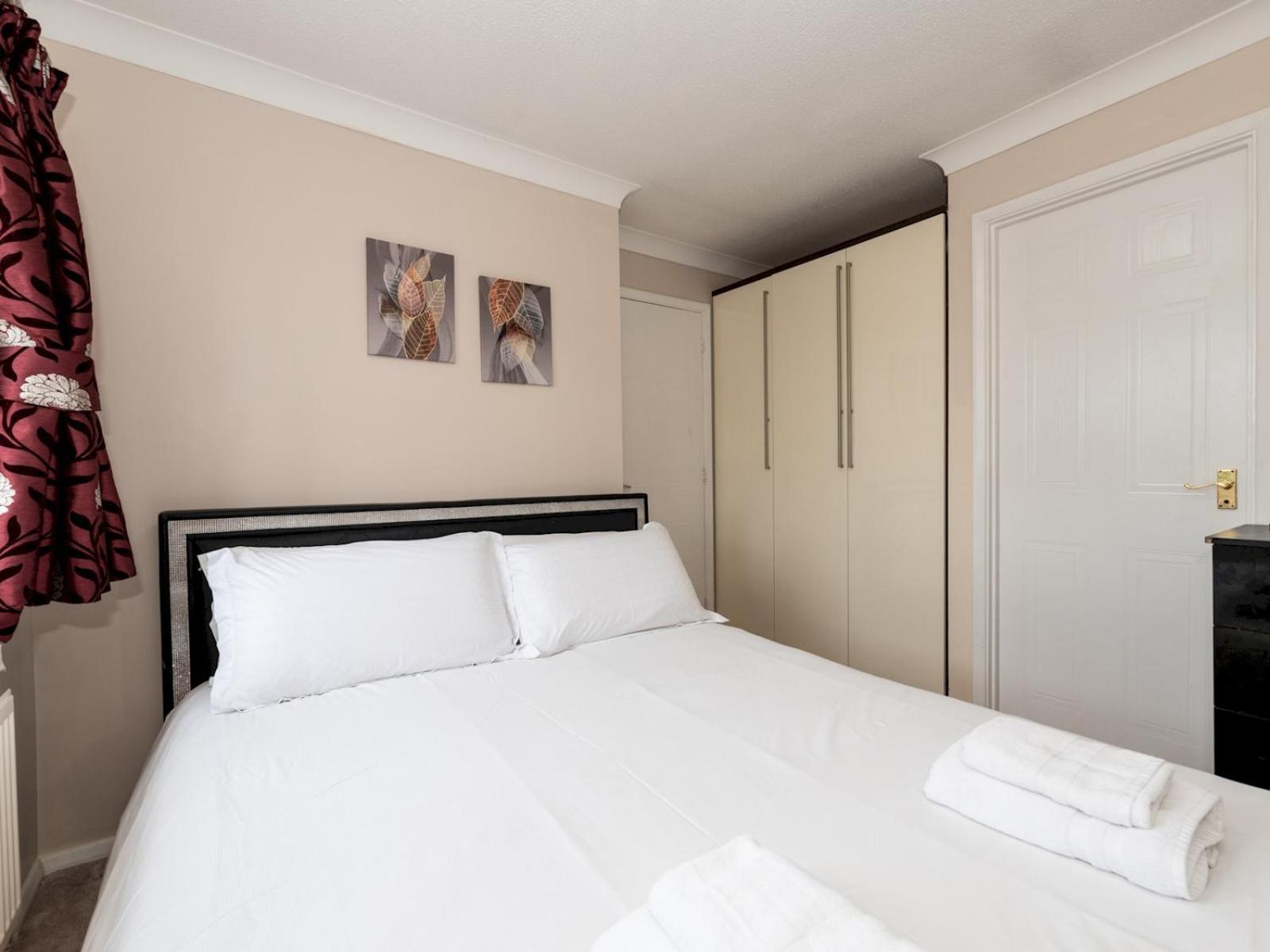 4 Bed House In Greater Parking Pass The Keys Londen