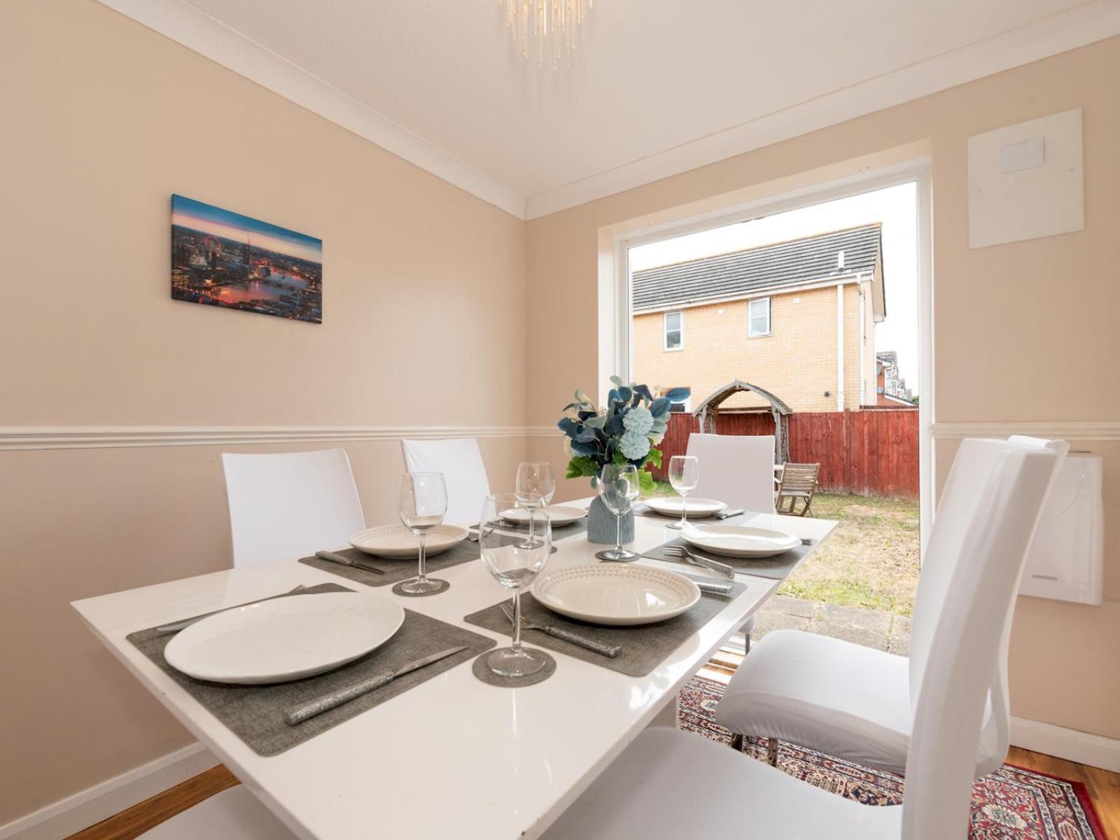 4 Bed House In Greater Parking Pass The Keys Londen