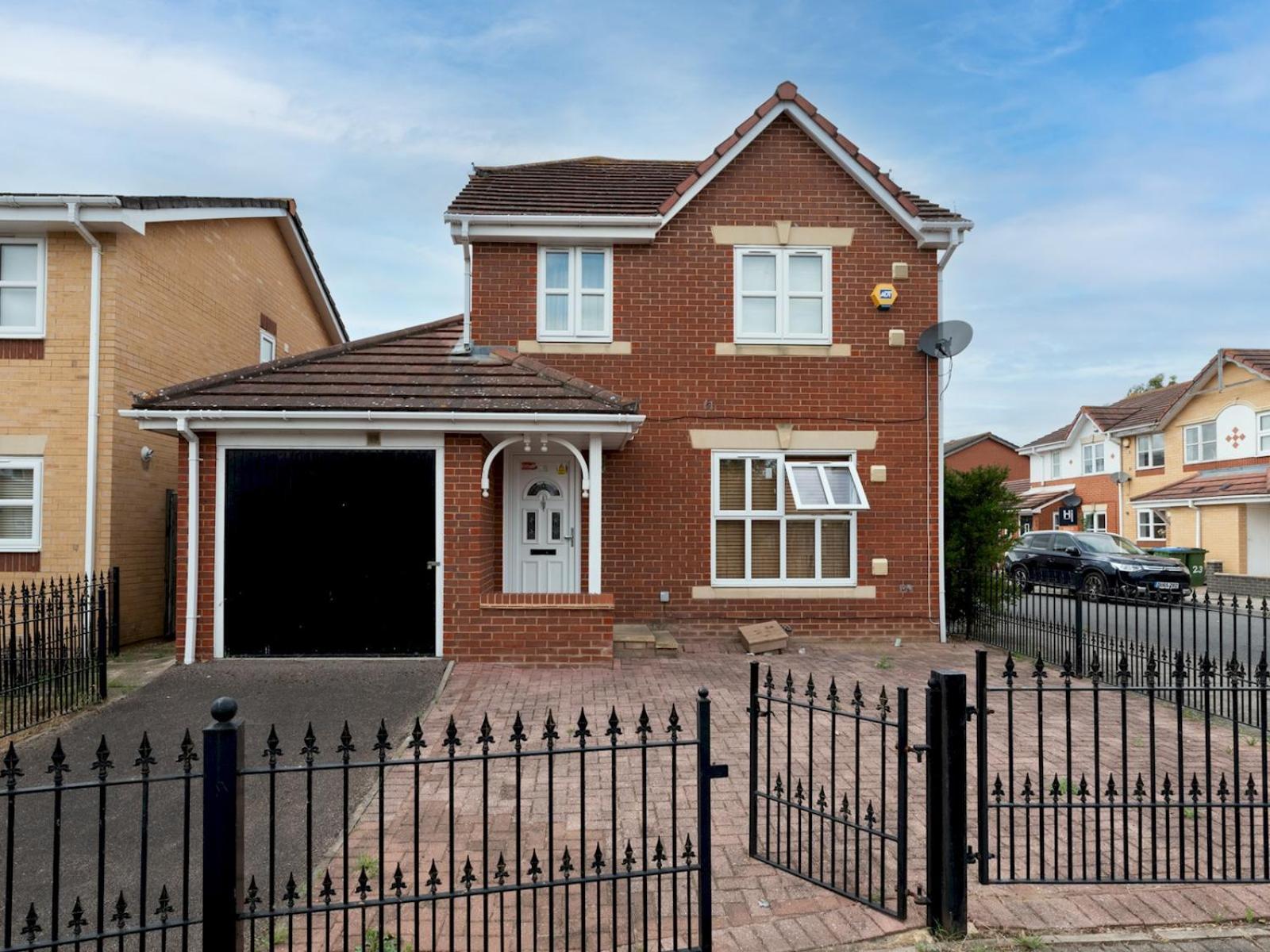 4 Bed House In Greater Parking Pass The Keys Londen