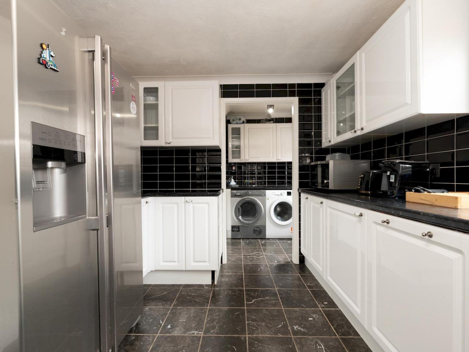 4 Bed House In Greater Parking Pass The Keys Londen