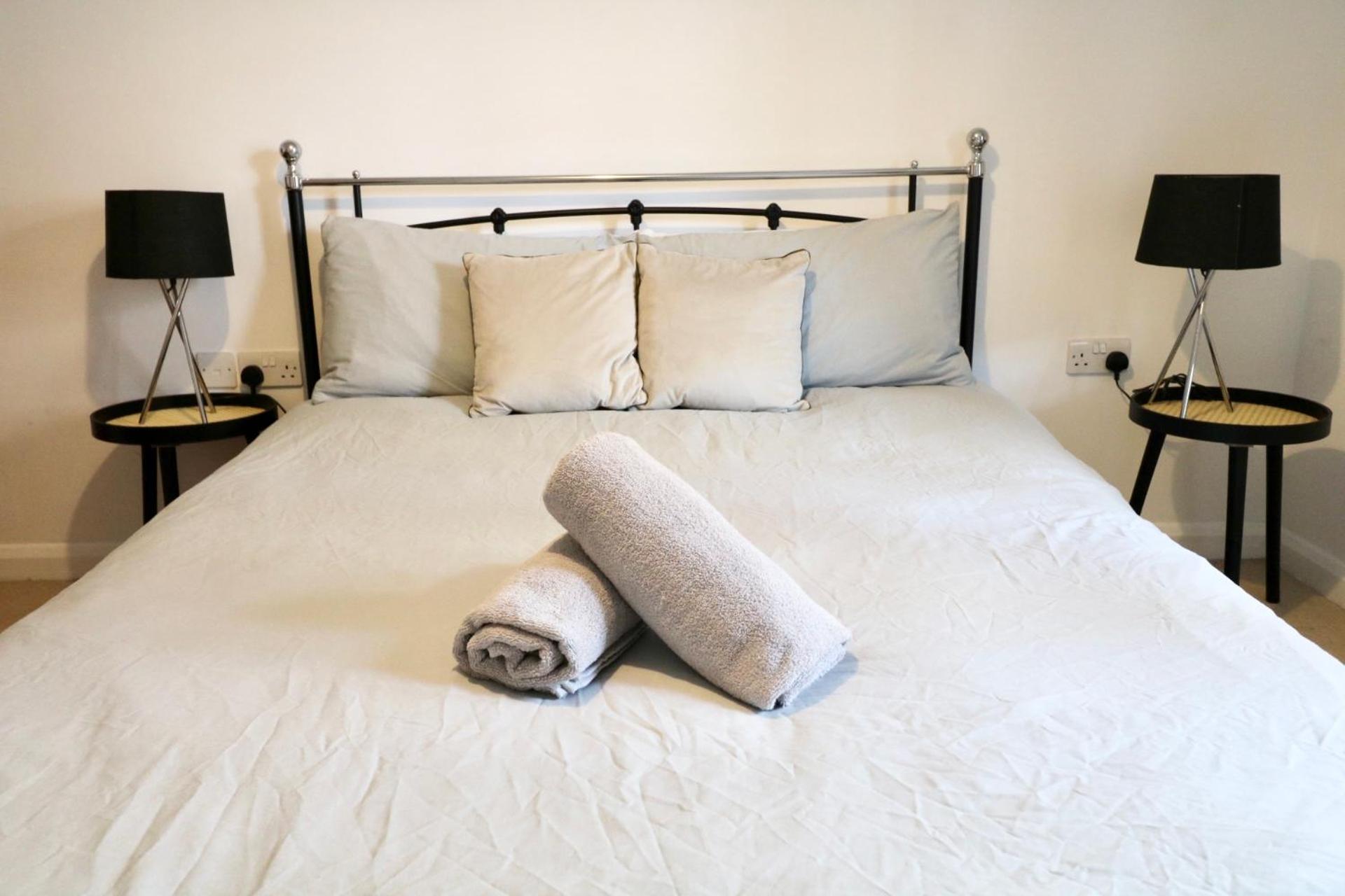 Modern 2 Bed Close To Station Appartement Londen